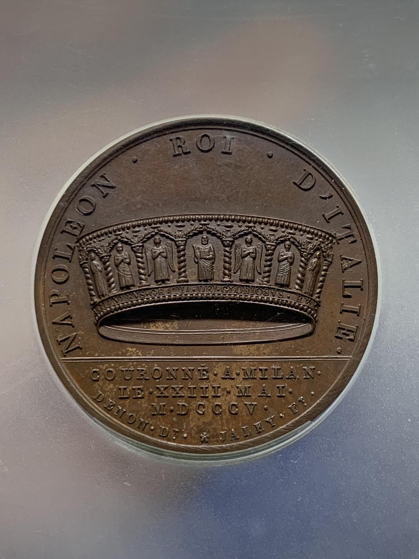 《竞宝斋》第269场- 周日，周一，周二  3场连拍 （全场包邮） PCGS SP64 法国1805年拿破仑一世米兰大加冕原铸铜章 背面历史上著名的铁王冠 纪念拿破仑在米兰大教堂加冕为意大利国王 要当整个欧陆的皇帝 霸气大盒 适合桌面摆放