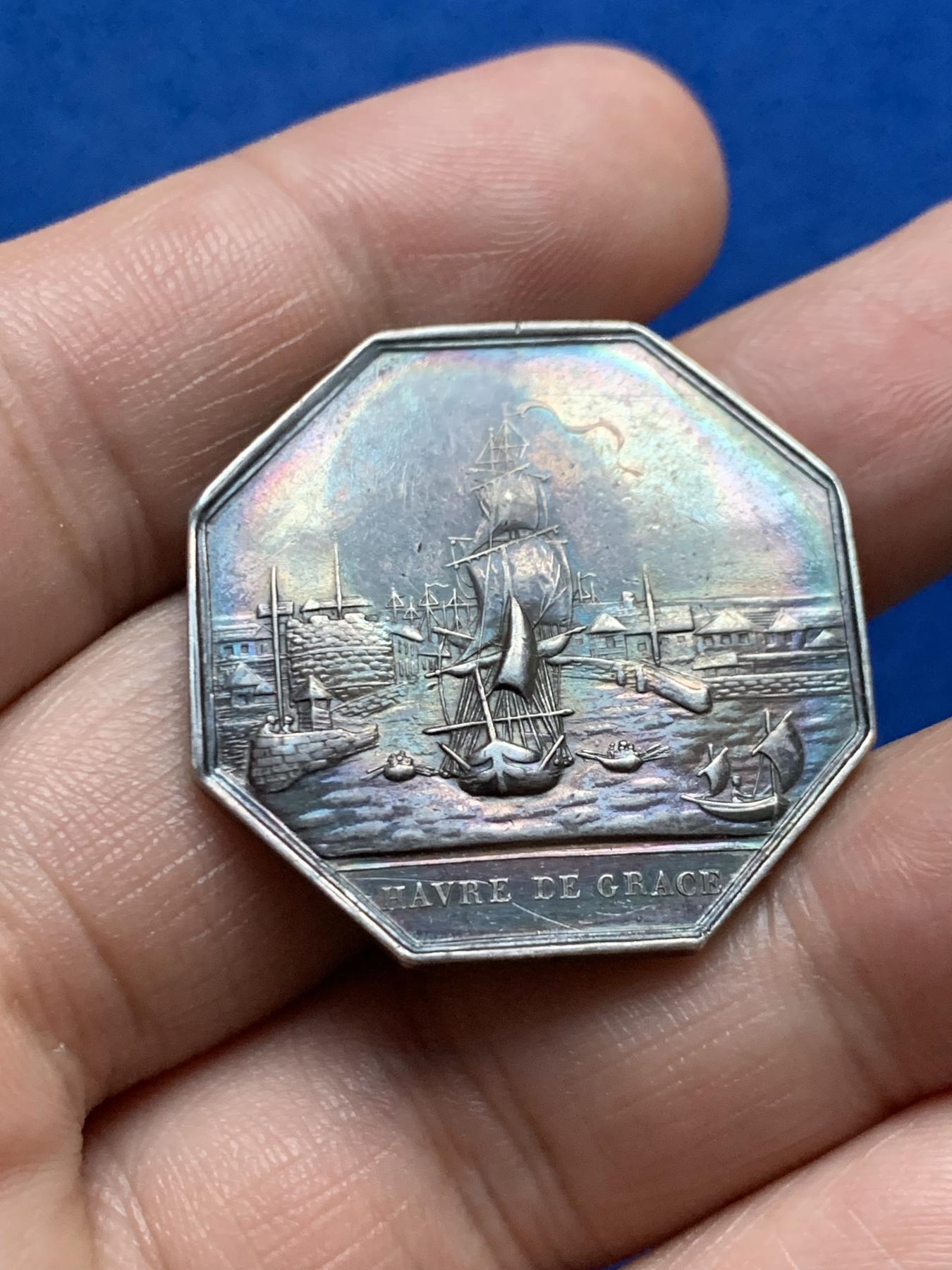 《竞宝斋》第271场-八角与章专场 周日，周一，周二  3场连拍 （全场包邮） 法国勒阿弗尔商会八角银质代币 14克 31.9mm 神灯边铭 人像面左右有打磨痕迹