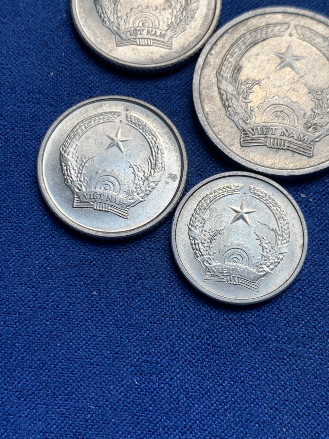 《竞宝斋》第270场- 周日，周一，周二  3场连拍 （全场包邮） 南北统一后第一套硬币 4枚一组 越南4面值一套 细节见图