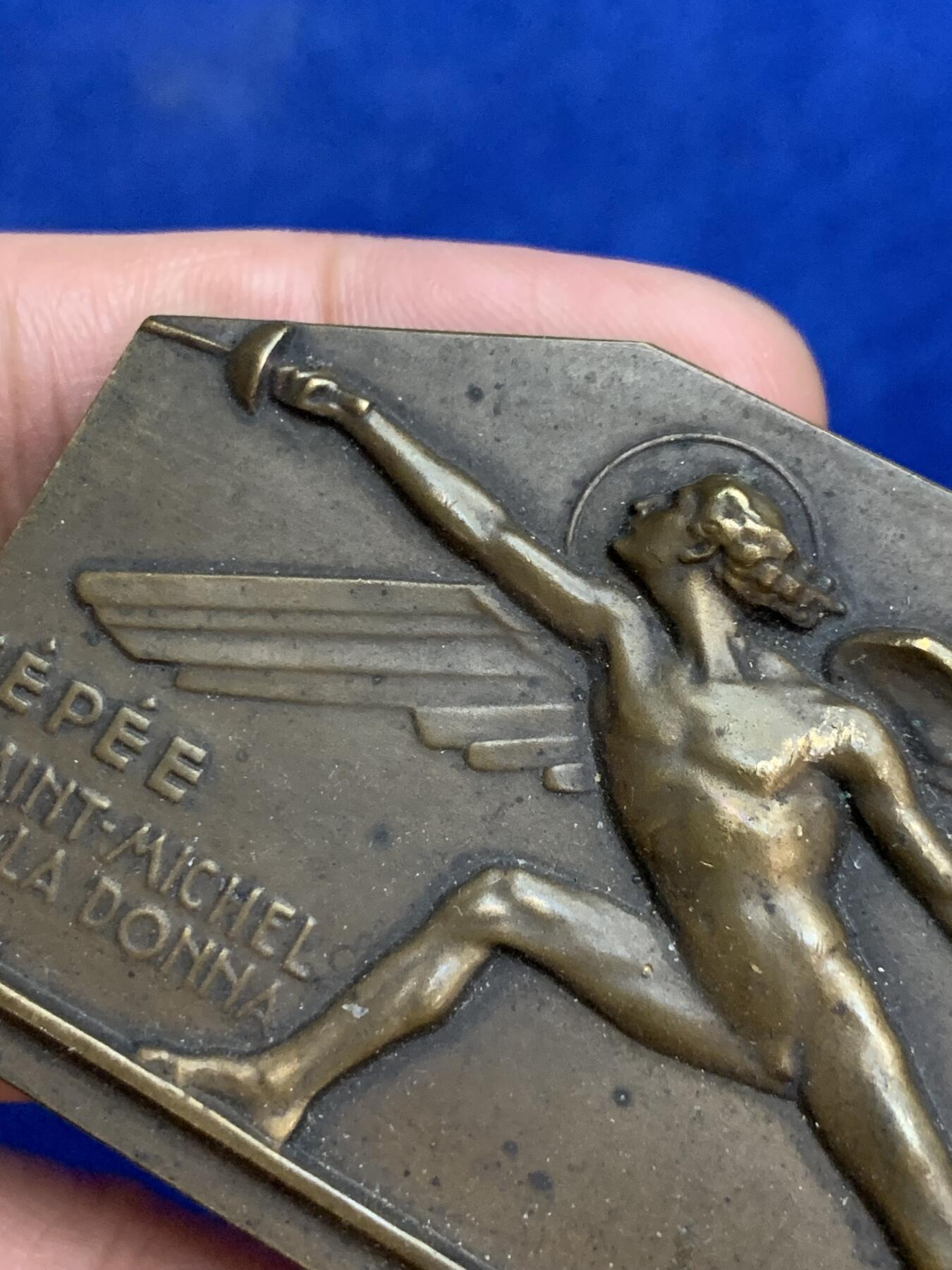 《竞宝斋》第271场-八角与章专场 周日，周一，周二  3场连拍 （全场包邮） 法国 击剑 异形纪念章 大天使迈克尔致命一击 题材特殊 少见 100.76克 44-67.2mm 丰饶角边铭