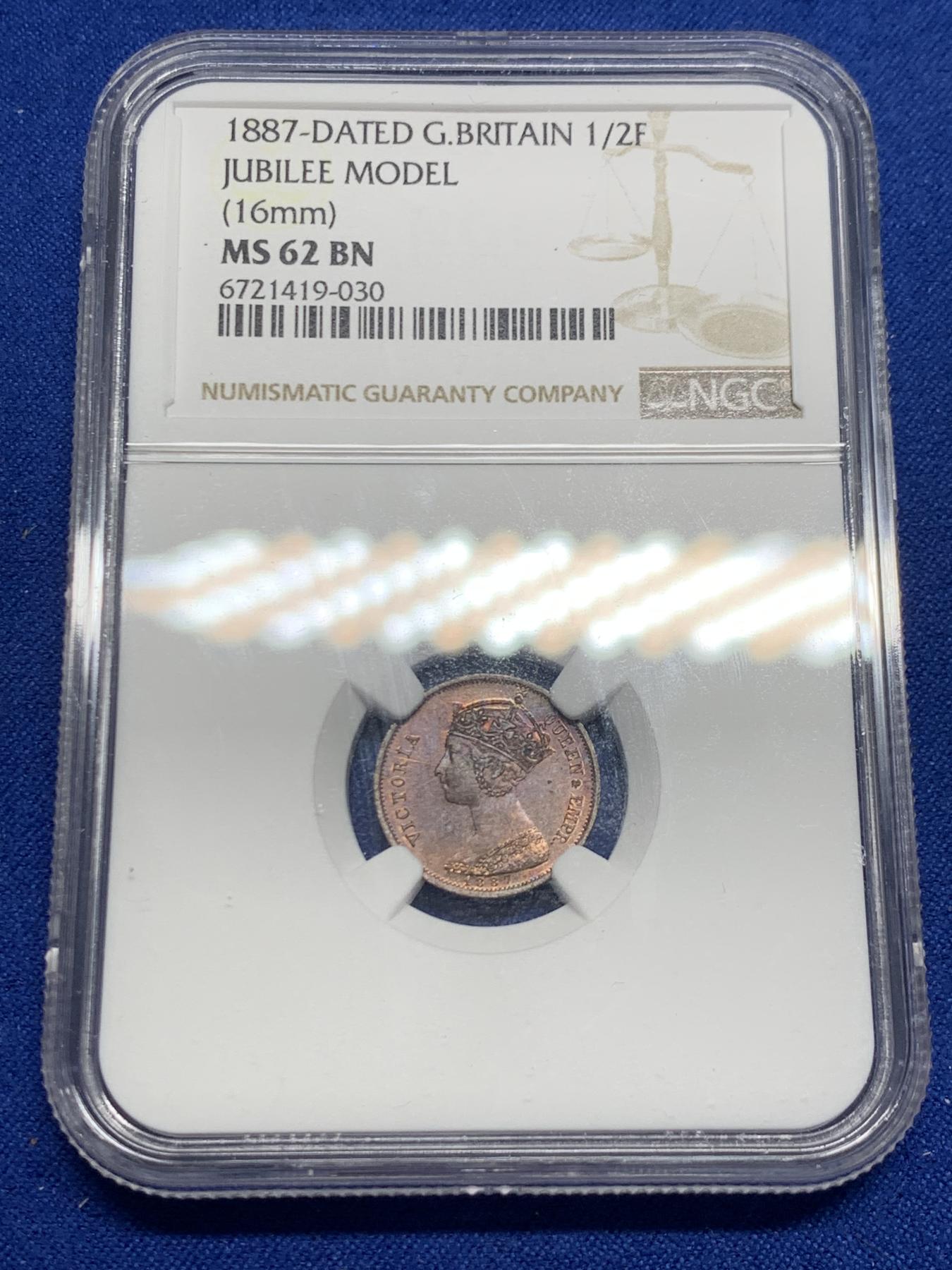 《竞宝斋》第270场- 周日，周一，周二  3场连拍 （全场包邮） NGC MS62BN 英国1887年维多利亚登基周年纪念半法新铜币 最小的马剑