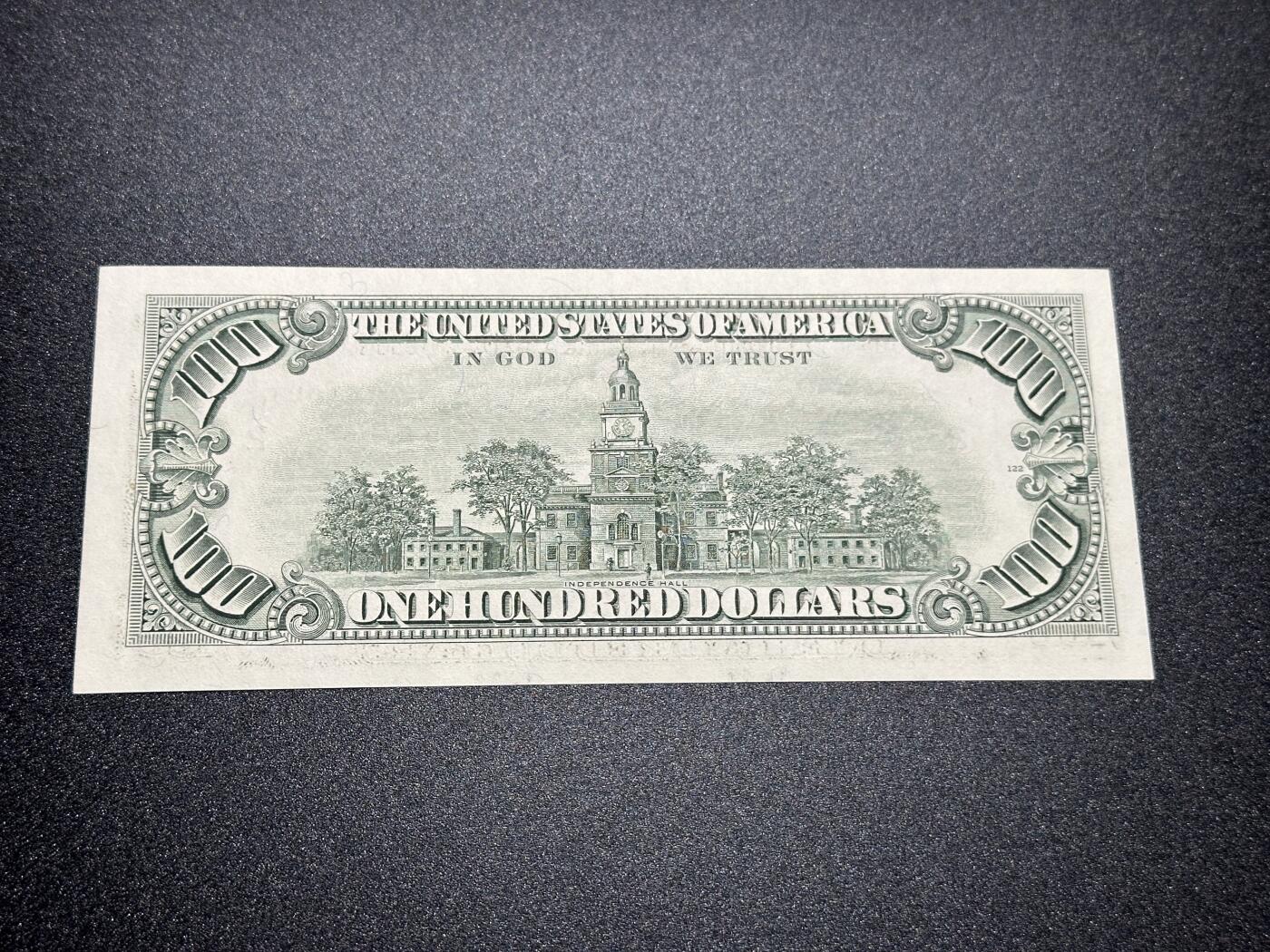 《外钞收藏家》第三百七十期（美洲纸币+其他） 1988年美国100美元 全新 边上有极轻微不明显潮的反应