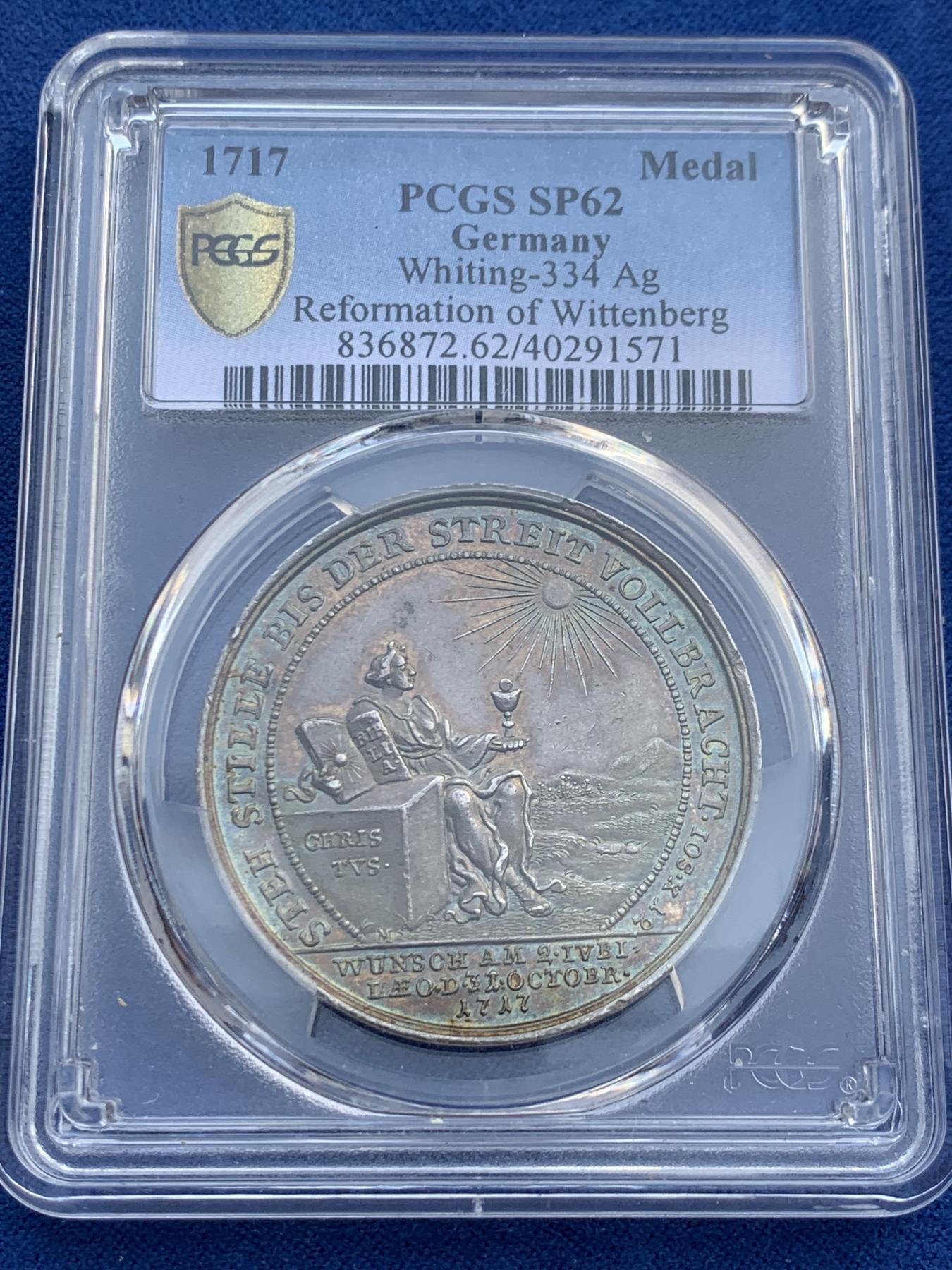 《竞宝斋》第270场- 周日，周一，周二  3场连拍 （全场包邮） PCGS SP62 德国1717维滕贝格宗教改革200周年五彩银章 盒子一角有小磕 盒子牢固