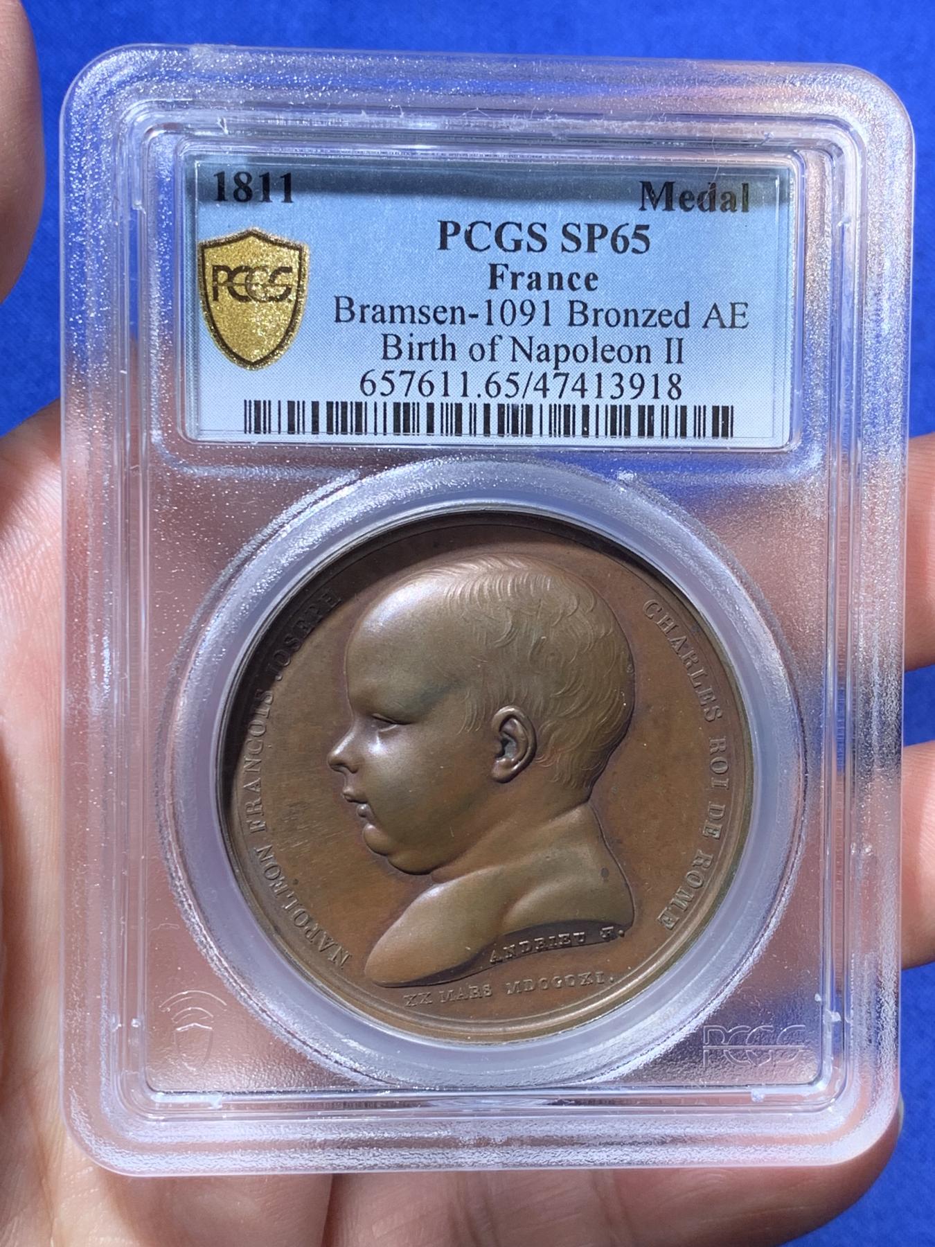 《竞宝斋》第270场- 周日，周一，周二  3场连拍 （全场包邮） PCGS SP65 唯一冠军分 法国1811拿破仑罗马王原铸铜章 纪念拿破仑之子罗马王诞生 堪称拿破仑一家三口宫廷肖像画 一面是拿破仑和妻子路易丝王后头像 另一面拿破仑二世圆滚滚婴孩可爱形象 与哈布斯堡王朝联姻的血脉 为比肩古罗马帝国 拿破仑授予儿子