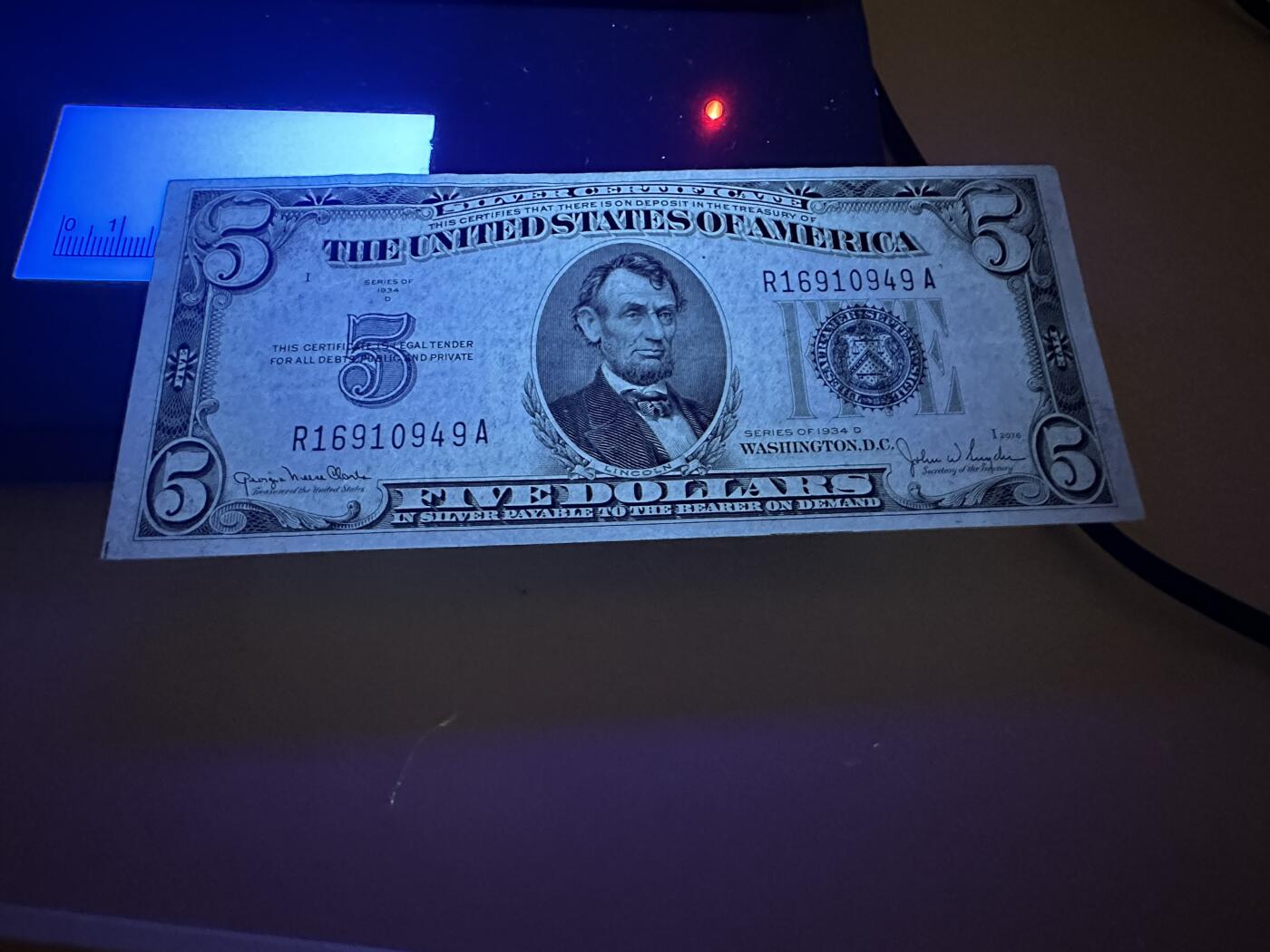 《外钞收藏家》第三百七十期（美洲纸币+其他） 三张5美元一起 小头版全新、大头版有潮 1934年D版有折