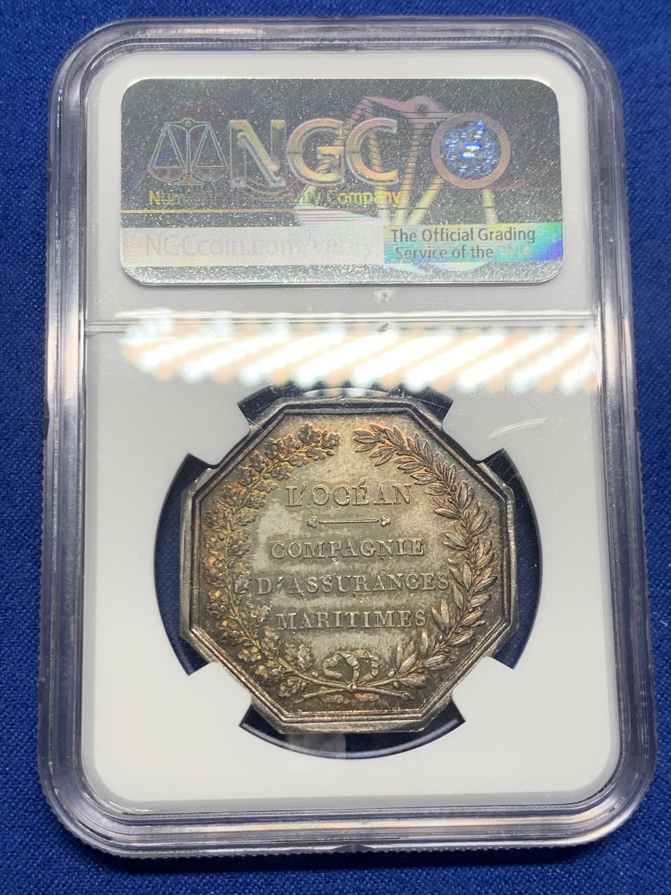 《竞宝斋》第271场-八角与章专场 周日，周一，周二  3场连拍 （全场包邮） NGC-MS62，名誉品海王波塞冬八角银章，必入的法国目录封面币。超级五彩，海神形象充满力量，艺术性高。原铸蜜蜂Bee边铭，比之前上拍的丰饶角边铭更加豪华。这枚和人鱼八角都是八角目录封面，但更加珍稀少见。