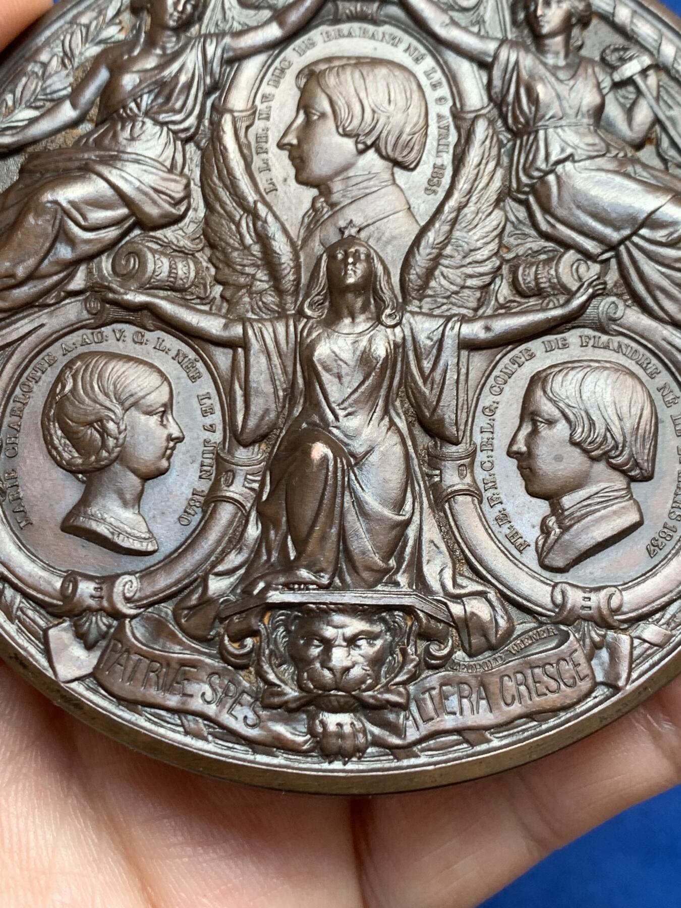 《竞宝斋》第270场- 周日，周一，周二  3场连拍 （全场包邮） 比利时1850玛丽王后逝世纪念章 正面为玛丽王后肖像 背面王室浮雕优美瑰丽 可评级 79.8mm 191.3克