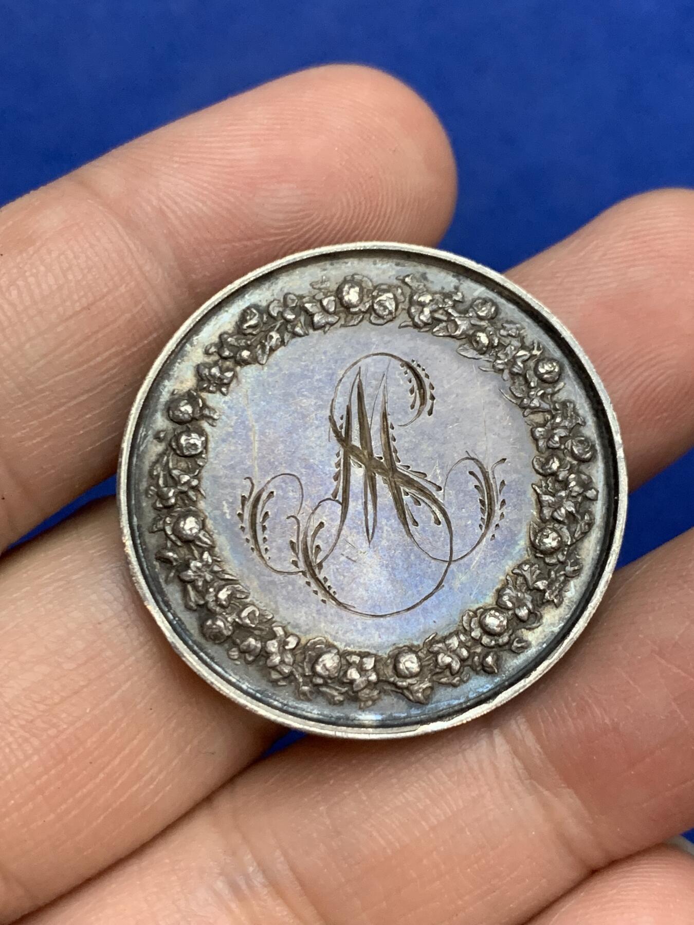 《竞宝斋》第271场-八角与章专场 周日，周一，周二  3场连拍 （全场包邮） 法国 1853 银质 婚章  背面花体 边缘刻字 难得 14.18克 31.7mm 手指铭 银标