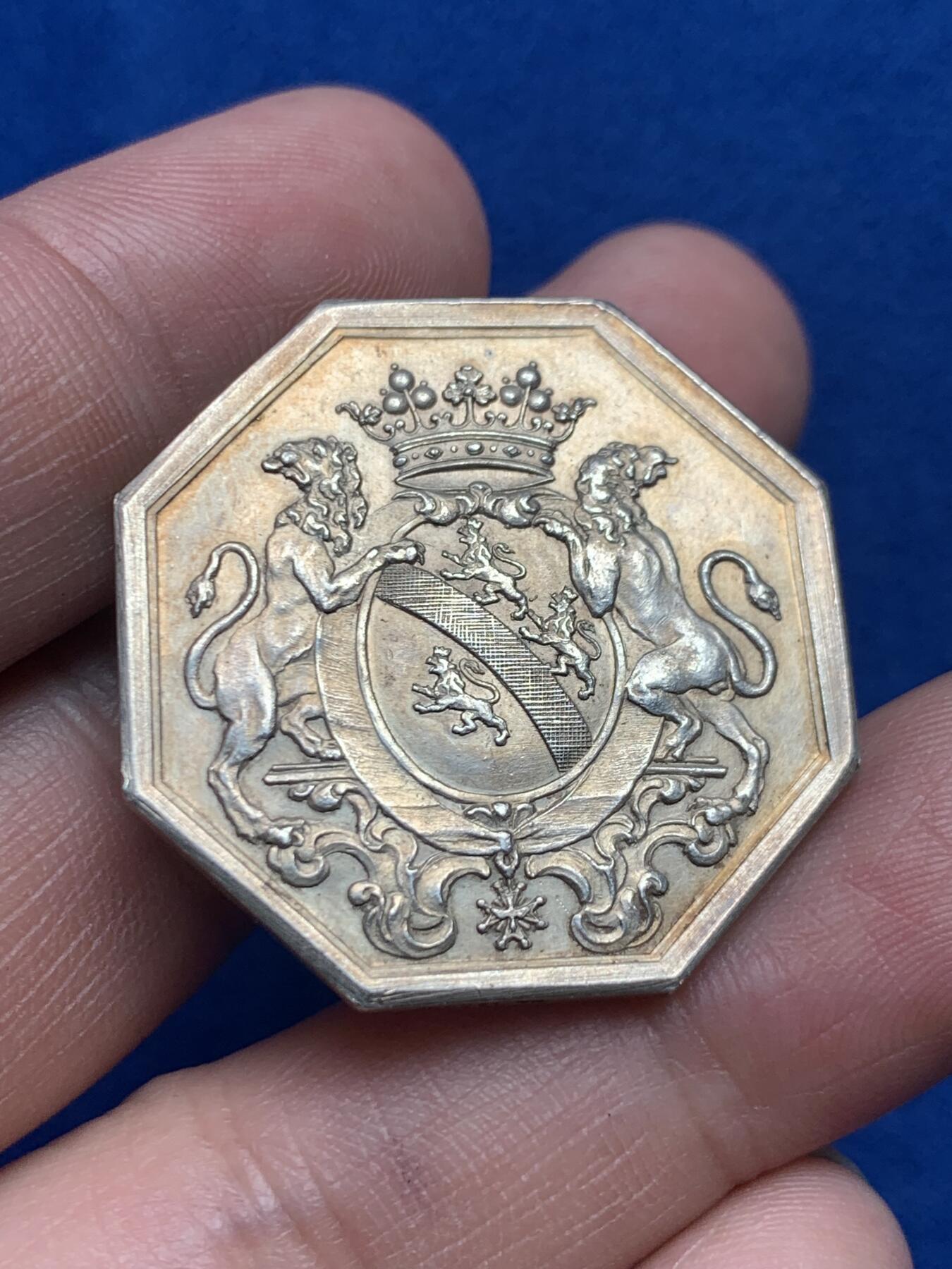 《竞宝斋》第271场-八角与章专场 周日，周一，周二  3场连拍 （全场包邮） 法国早期双狮八角银质代币 丰饶角边铭 16.36克 33.1mm