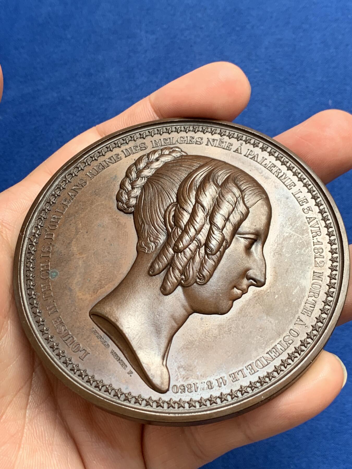 《竞宝斋》第270场- 周日，周一，周二  3场连拍 （全场包邮） 比利时1850玛丽王后逝世纪念章 正面为玛丽王后肖像 背面王室浮雕优美瑰丽 可评级 79.8mm 191.3克