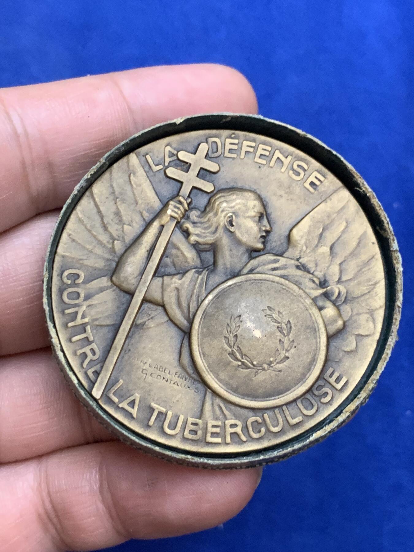 《竞宝斋》第271场-八角与章专场 周日，周一，周二  3场连拍 （全场包邮） 法国 防御结核病 医学奖章 带圆盒 保存的非常好 49.47克 50mm 三角边铭