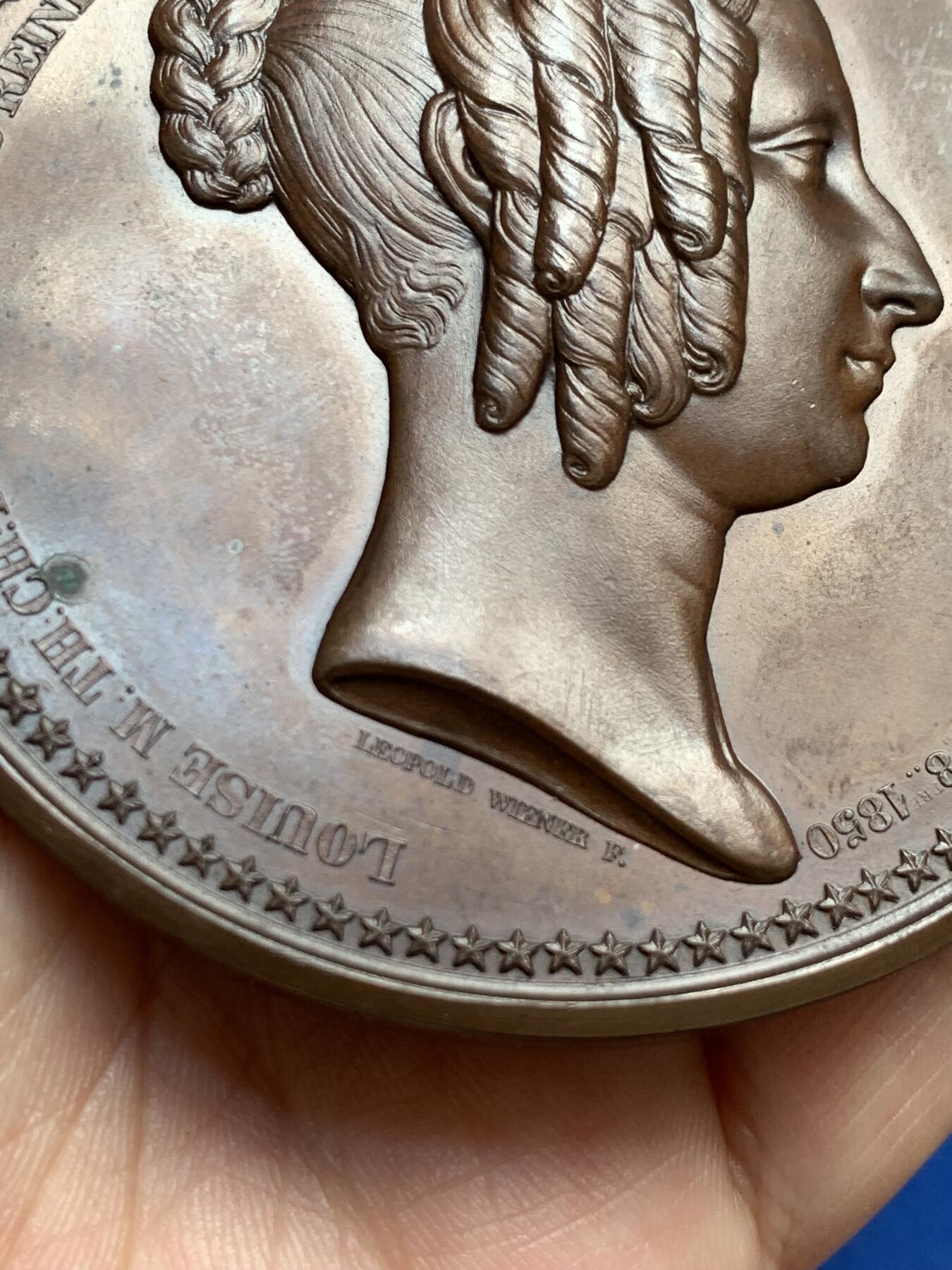 《竞宝斋》第270场- 周日，周一，周二  3场连拍 （全场包邮） 比利时1850玛丽王后逝世纪念章 正面为玛丽王后肖像 背面王室浮雕优美瑰丽 可评级 79.8mm 191.3克