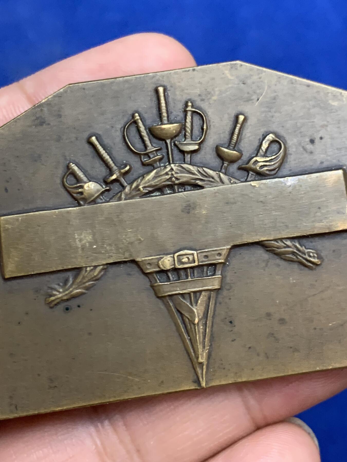 《竞宝斋》第271场-八角与章专场 周日，周一，周二  3场连拍 （全场包邮） 法国 击剑 异形纪念章 大天使迈克尔致命一击 题材特殊 少见 100.76克 44-67.2mm 丰饶角边铭