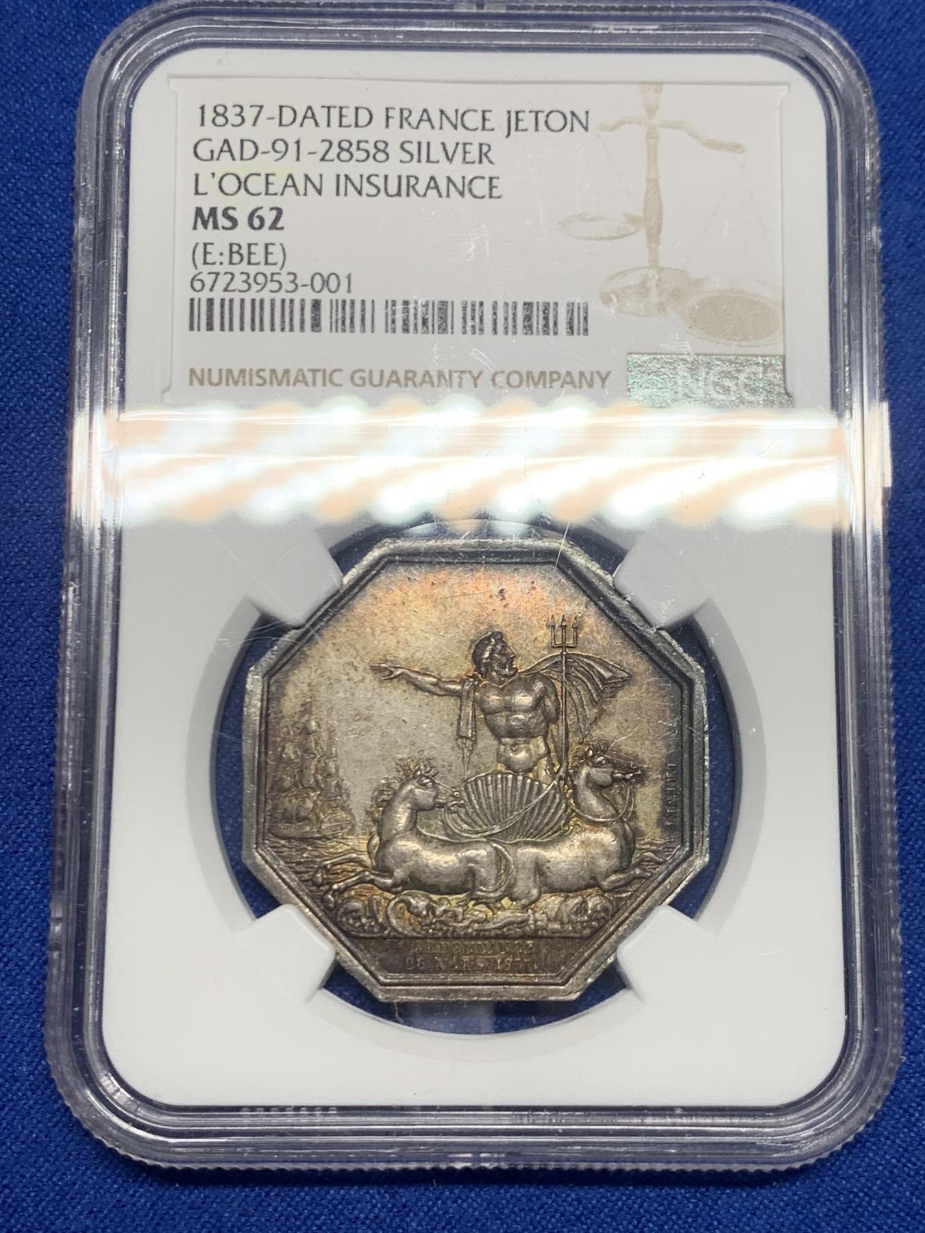 《竞宝斋》第271场-八角与章专场 周日，周一，周二  3场连拍 （全场包邮） NGC-MS62，名誉品海王波塞冬八角银章，必入的法国目录封面币。超级五彩，海神形象充满力量，艺术性高。原铸蜜蜂Bee边铭，比之前上拍的丰饶角边铭更加豪华。这枚和人鱼八角都是八角目录封面，但更加珍稀少见。