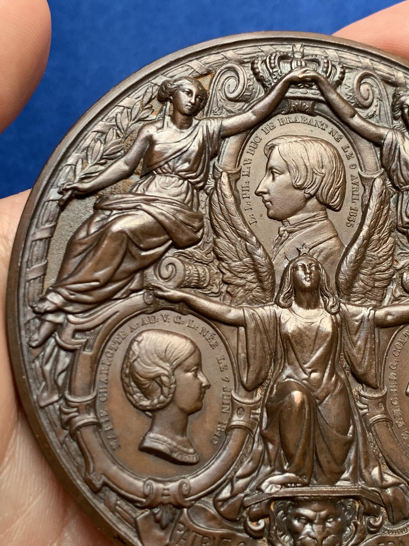 《竞宝斋》第270场- 周日，周一，周二  3场连拍 （全场包邮） 比利时1850玛丽王后逝世纪念章 正面为玛丽王后肖像 背面王室浮雕优美瑰丽 可评级 79.8mm 191.3克