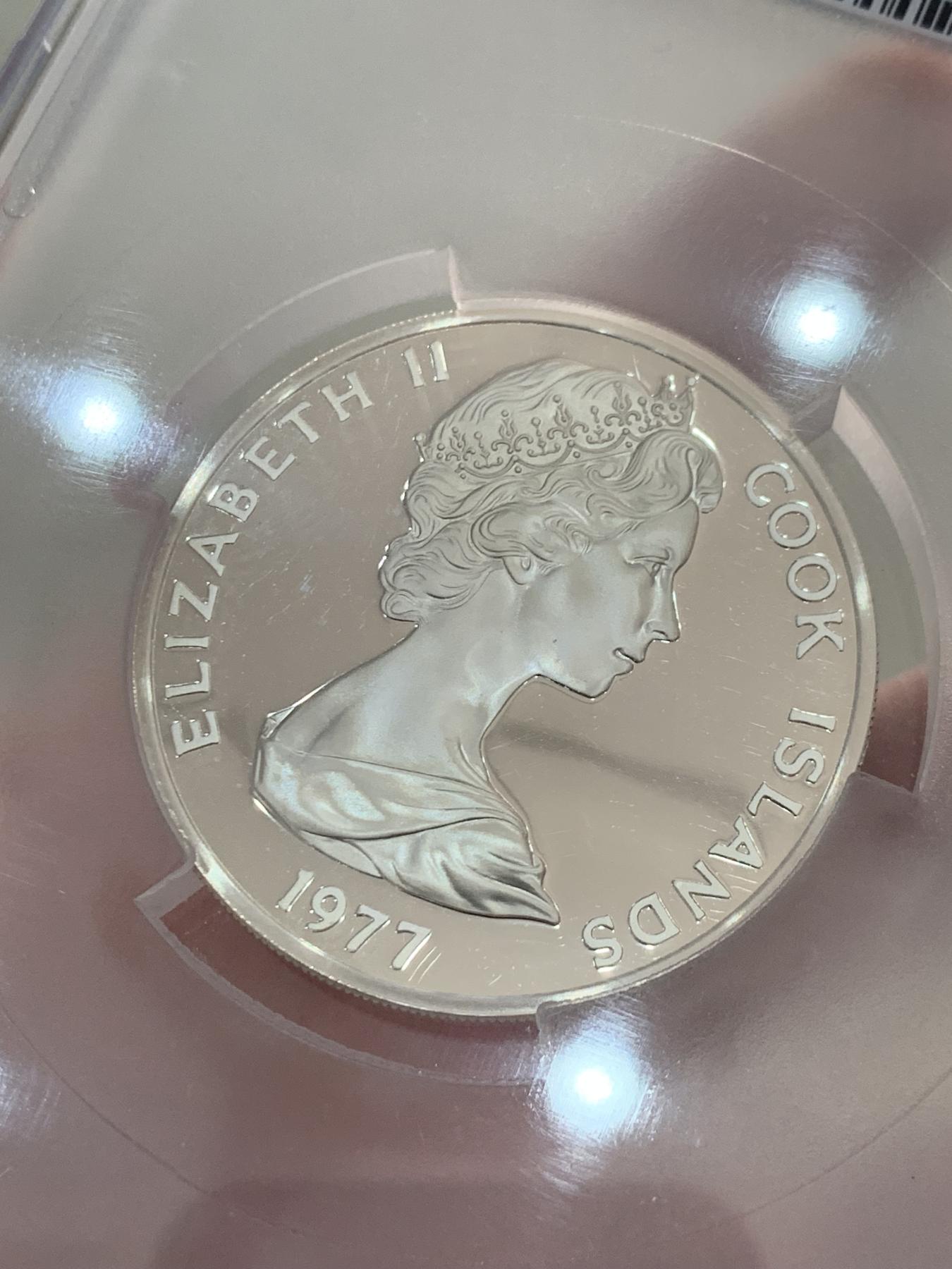 《竞宝斋》第270场- 周日，周一，周二  3场连拍 （全场包邮） PCGS PR68DCAM 库克群岛1977女王银禧纪念银币 含外壳 带证书