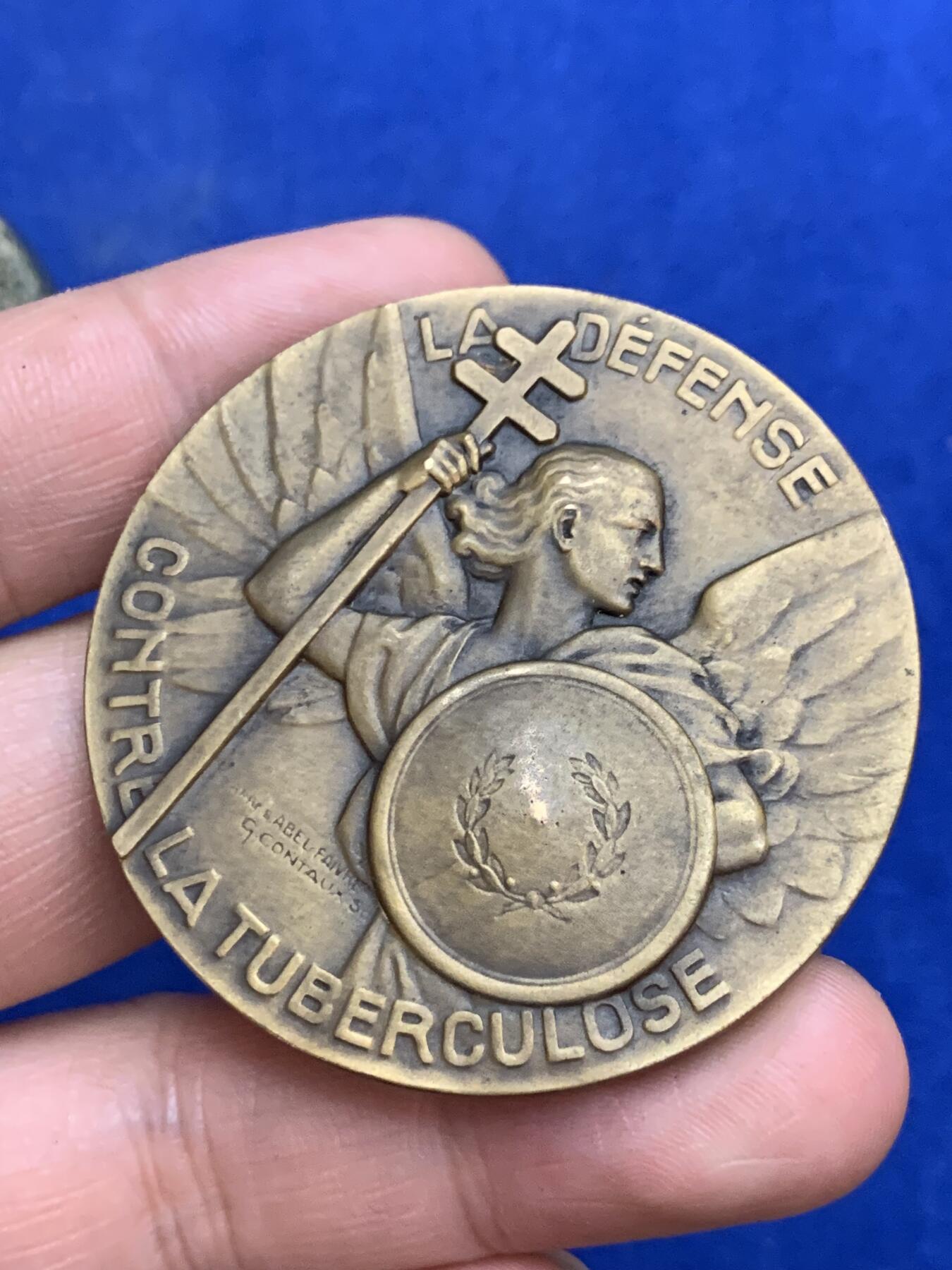 《竞宝斋》第271场-八角与章专场 周日，周一，周二  3场连拍 （全场包邮） 法国 防御结核病 医学奖章 带圆盒 保存的非常好 49.47克 50mm 三角边铭