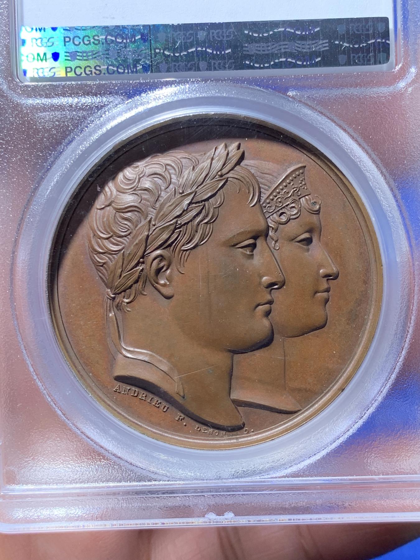 《竞宝斋》第270场- 周日，周一，周二  3场连拍 （全场包邮） PCGS SP65 唯一冠军分 法国1811拿破仑罗马王原铸铜章 纪念拿破仑之子罗马王诞生 堪称拿破仑一家三口宫廷肖像画 一面是拿破仑和妻子路易丝王后头像 另一面拿破仑二世圆滚滚婴孩可爱形象 与哈布斯堡王朝联姻的血脉 为比肩古罗马帝国 拿破仑授予儿子