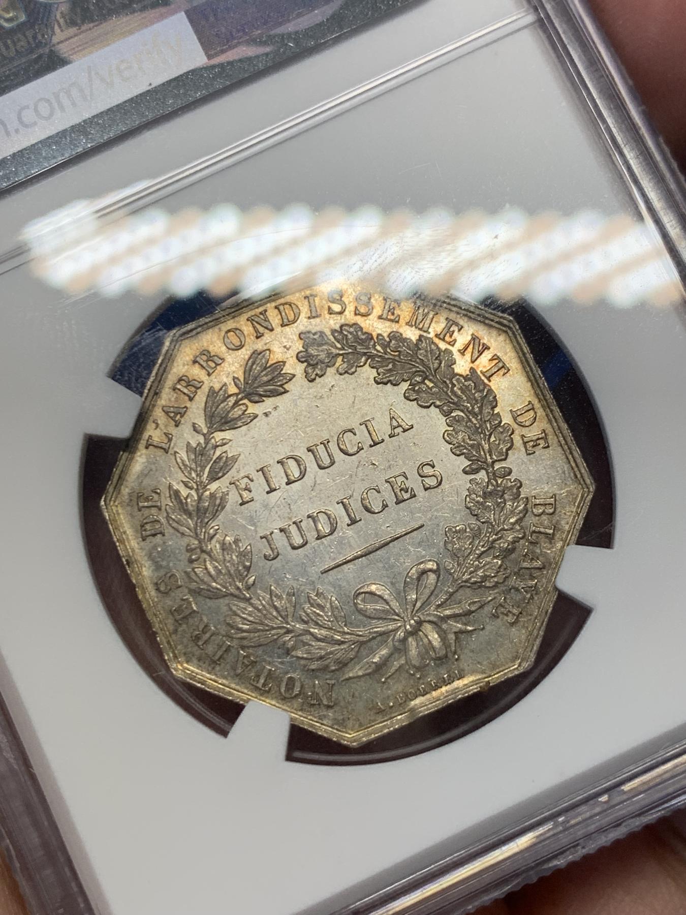 《竞宝斋》第271场-八角与章专场 周日，周一，周二  3场连拍 （全场包邮） NGC-MS62 法国公正女神八角银章，公正女神蒙眼手执利剑和天平是法律界的经典象征，艺术价值高。这一枚蜜蜂边铭，比后期丰饶角少见。