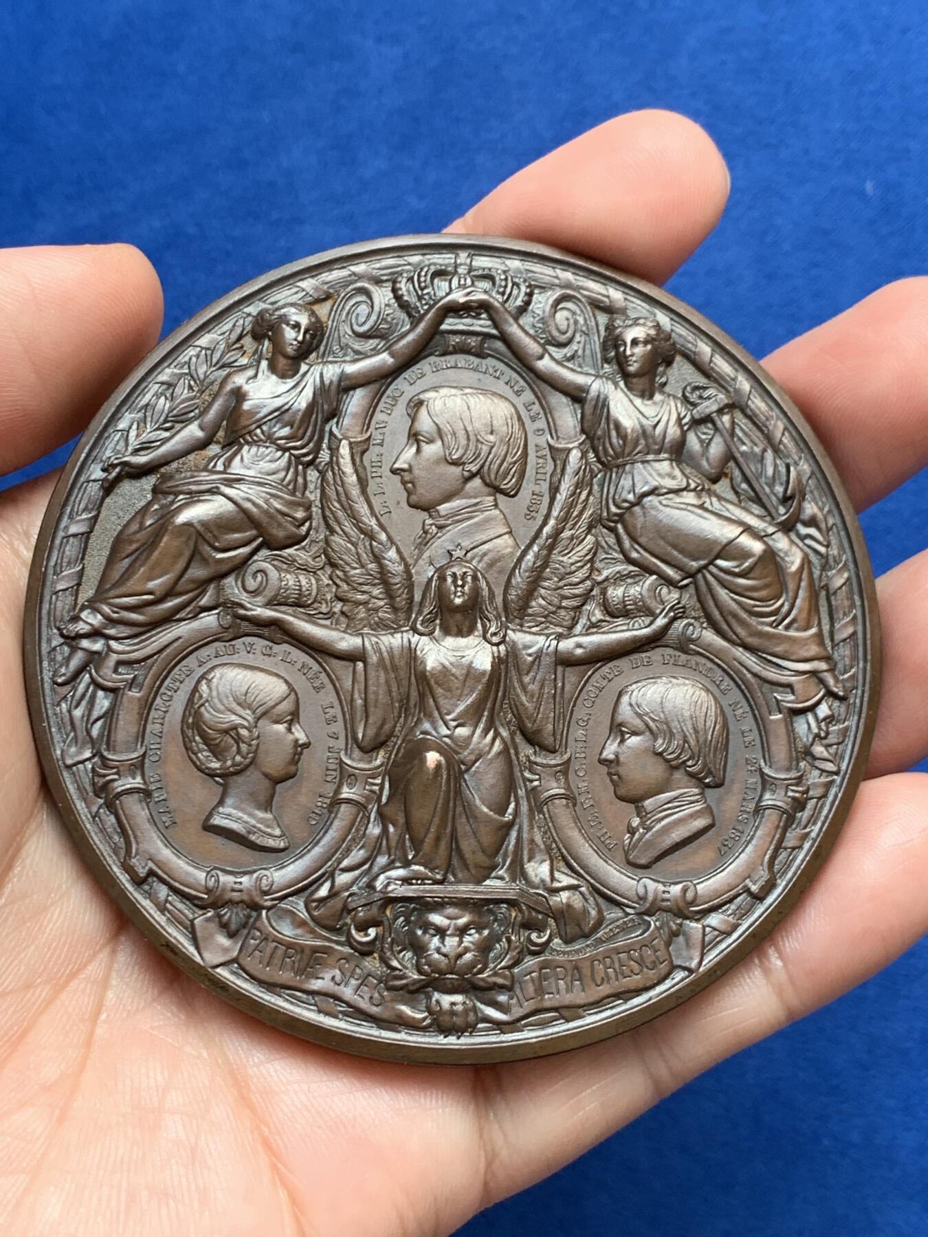 《竞宝斋》第270场- 周日，周一，周二  3场连拍 （全场包邮） 比利时1850玛丽王后逝世纪念章 正面为玛丽王后肖像 背面王室浮雕优美瑰丽 可评级 79.8mm 191.3克