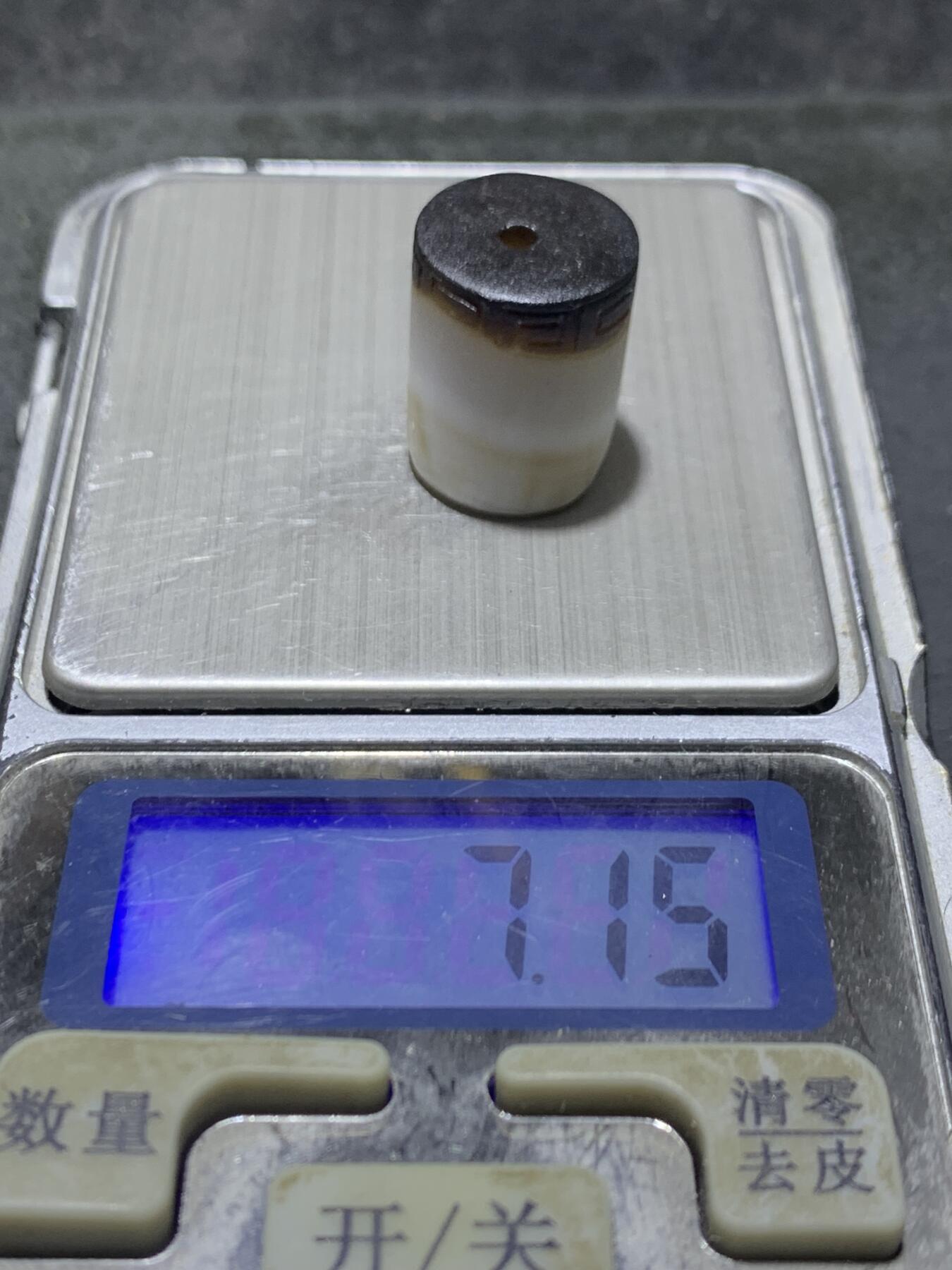 精品亚光药师玛瑙手工雕刻回纹随形桶珠一颗。