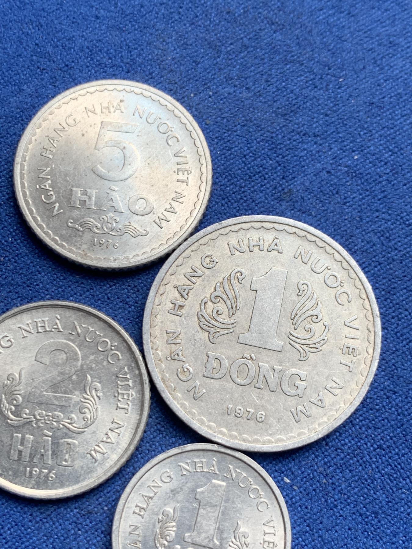 《竞宝斋》第270场- 周日，周一，周二  3场连拍 （全场包邮） 南北统一后第一套硬币 4枚一组 越南4面值一套 细节见图