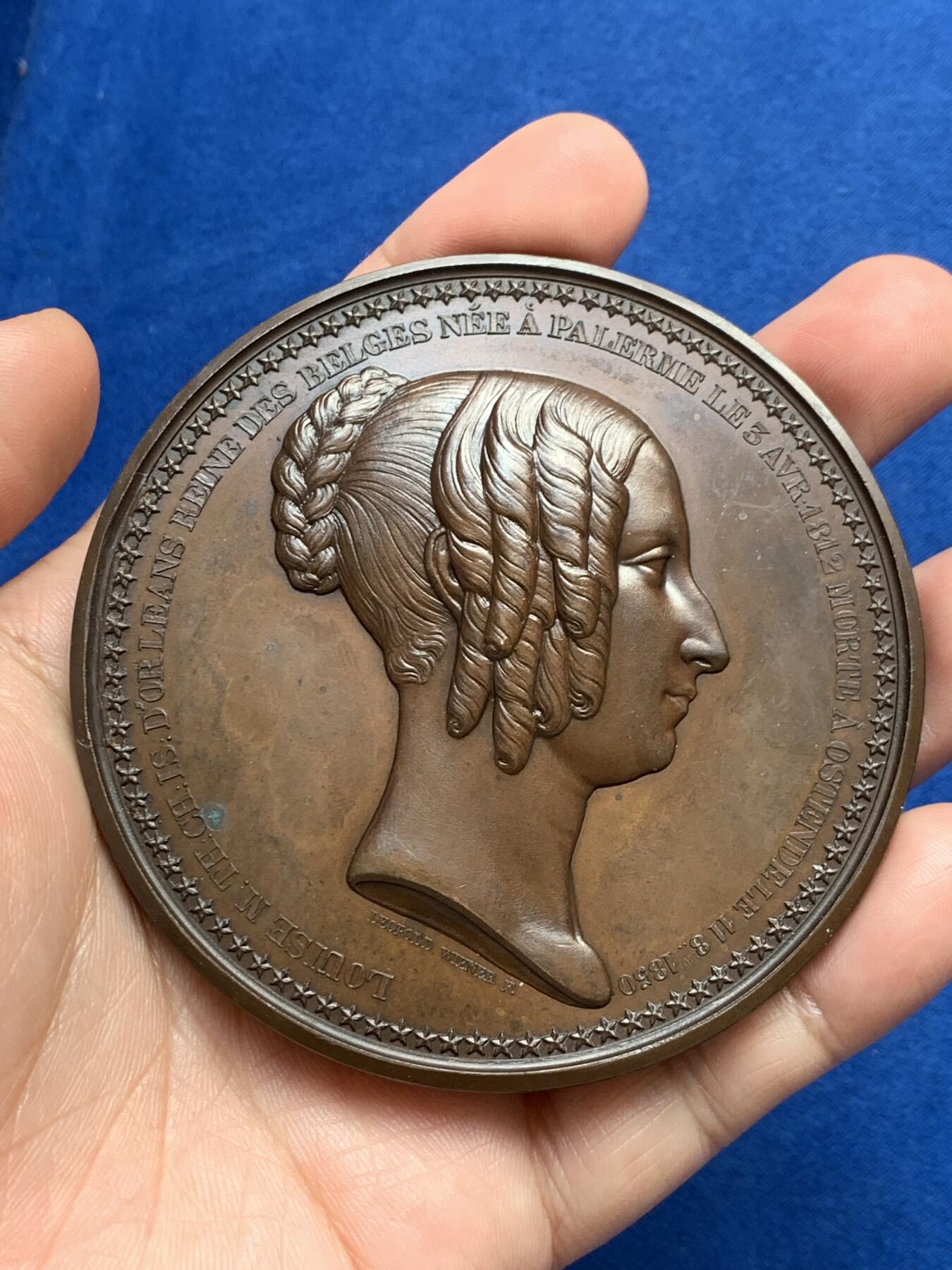 《竞宝斋》第270场- 周日，周一，周二  3场连拍 （全场包邮） 比利时1850玛丽王后逝世纪念章 正面为玛丽王后肖像 背面王室浮雕优美瑰丽 可评级 79.8mm 191.3克