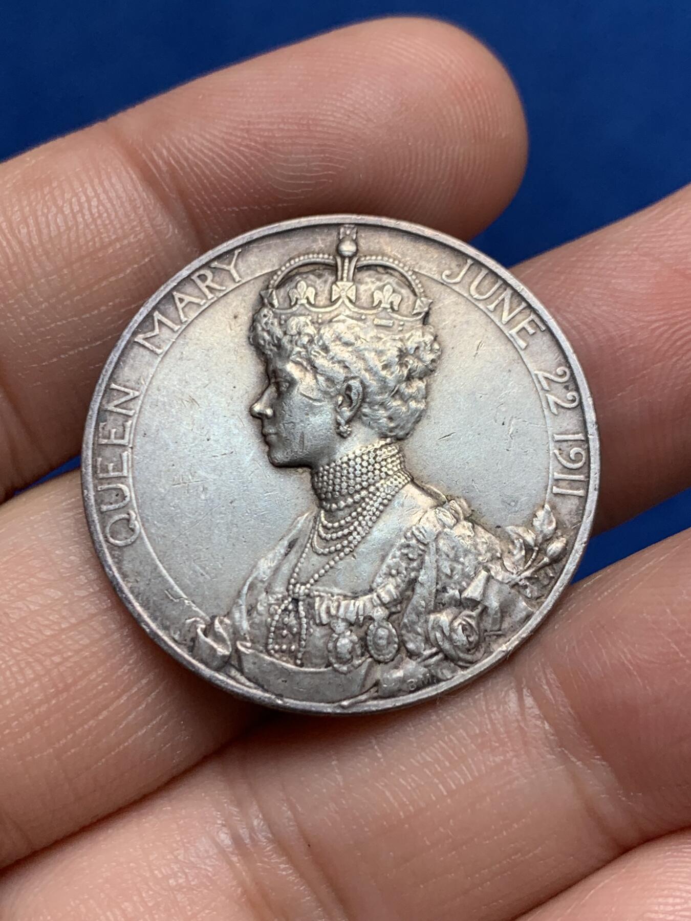 《竞宝斋》第270场- 周日，周一，周二  3场连拍 （全场包邮） 英国1911年乔五登基纪念银章 12.35g 30.7mm