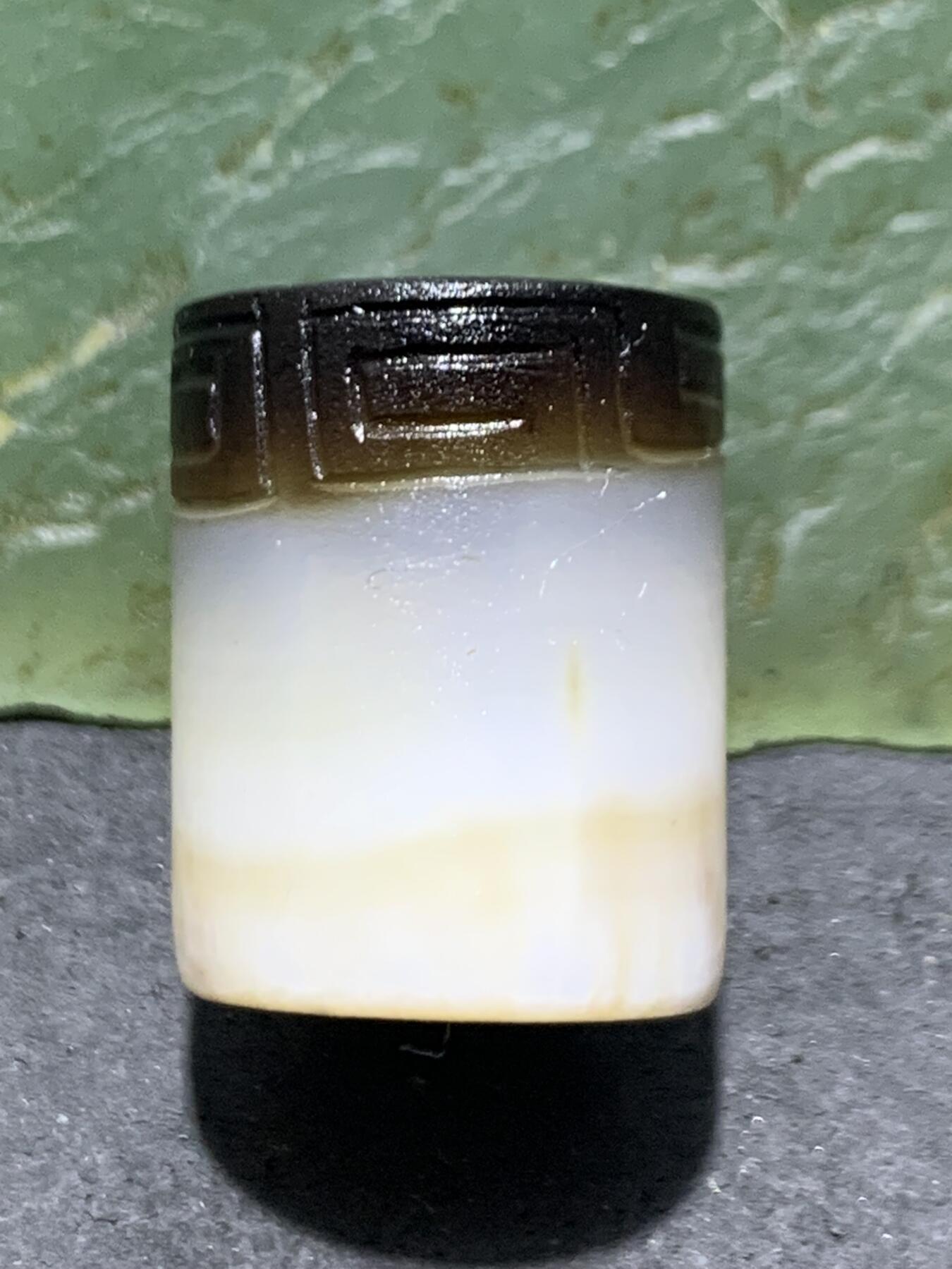 精品亚光药师玛瑙手工雕刻回纹随形桶珠一颗。
