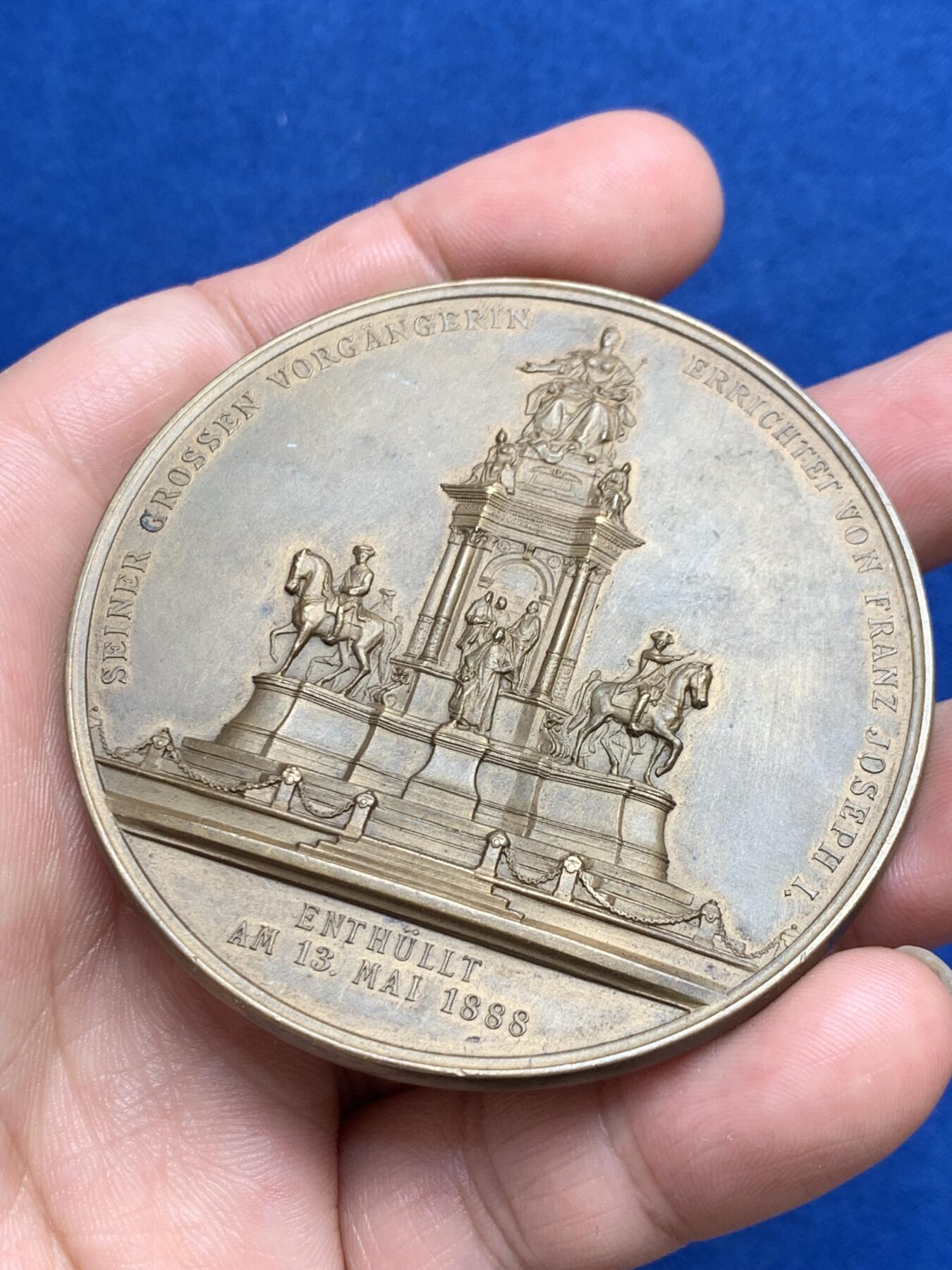 《竞宝斋》第270场- 周日，周一，周二  3场连拍 （全场包邮） 1888年 奥地利维也纳 特蕾莎纪念碑铜章 正面肖像浮雕细腻生动 沙夫雕刻  64mm 100.5克