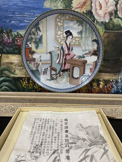欧美回流古玩-春节精选 - 美国回流皇家景德镇出口盘红楼梦十二钗-惜春（带盒带证书）