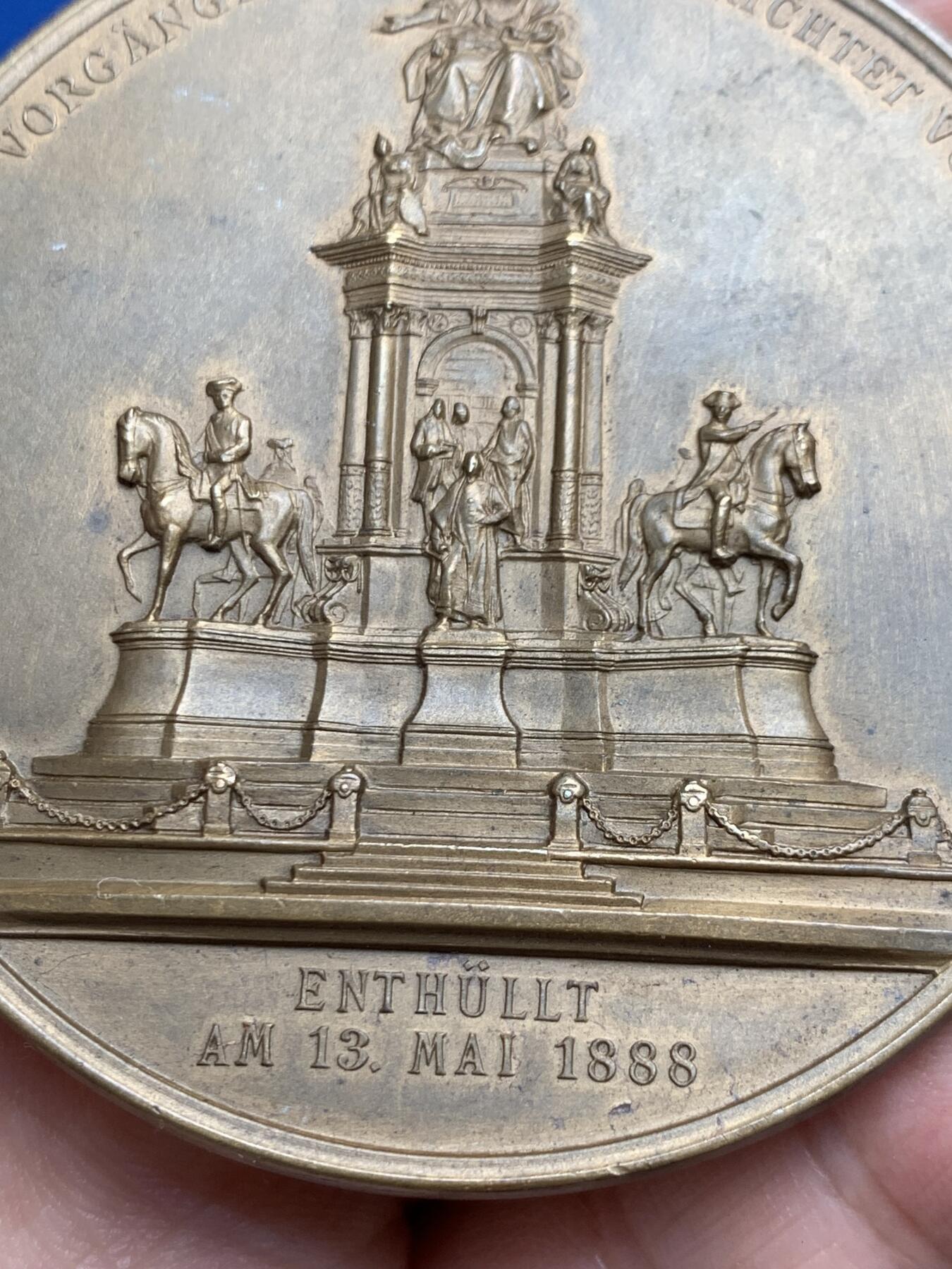 《竞宝斋》第270场- 周日，周一，周二  3场连拍 （全场包邮） 1888年 奥地利维也纳 特蕾莎纪念碑铜章 正面肖像浮雕细腻生动 沙夫雕刻  64mm 100.5克