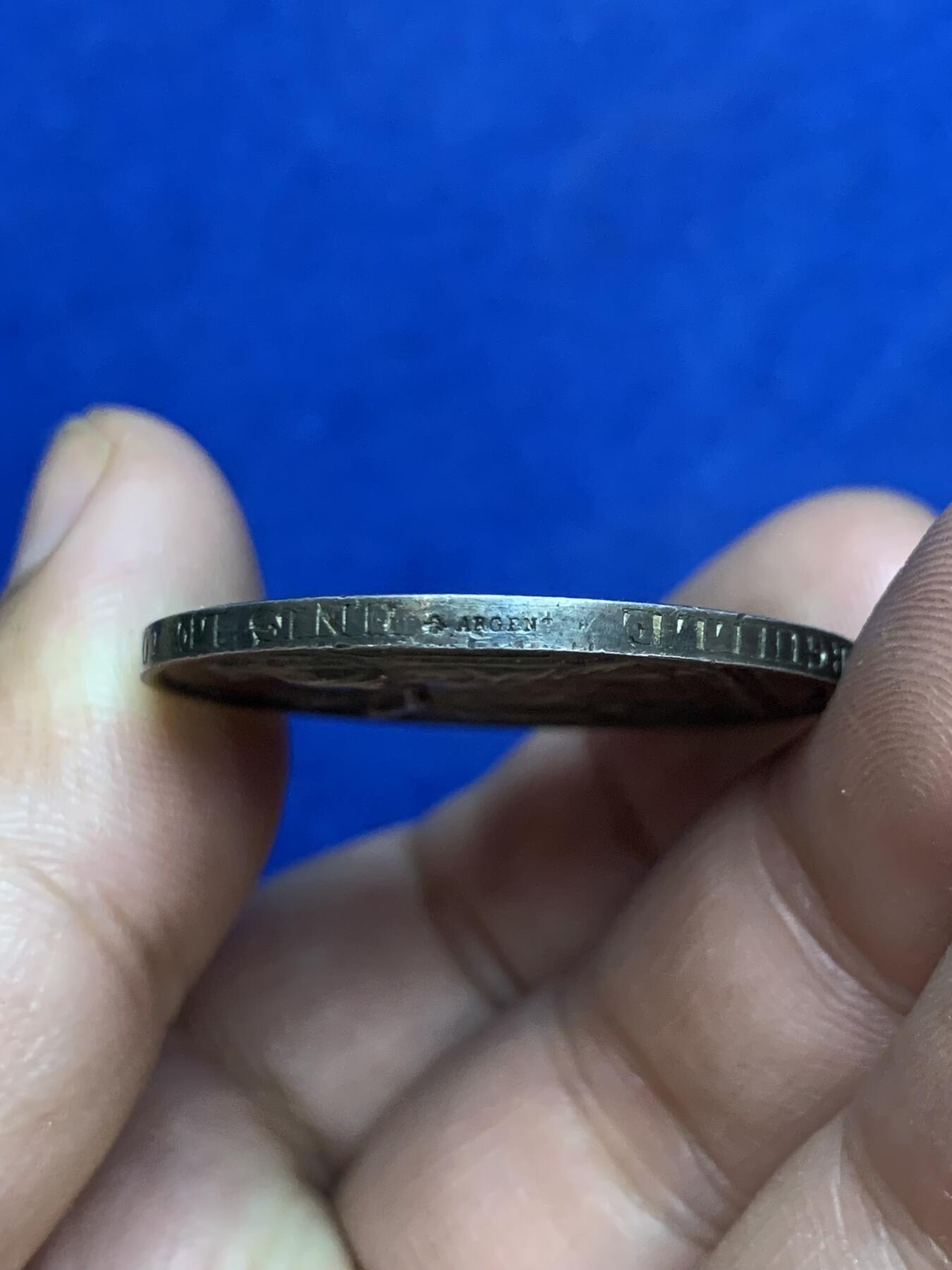 《竞宝斋》第271场-八角与章专场 周日，周一，周二  3场连拍 （全场包邮） 法国 1877 银质婚章 深五彩包浆 背面花体 侧边刻着新人信息 不错的状态 17.9克 34.7mm 大规格 蜜蜂边铭银标