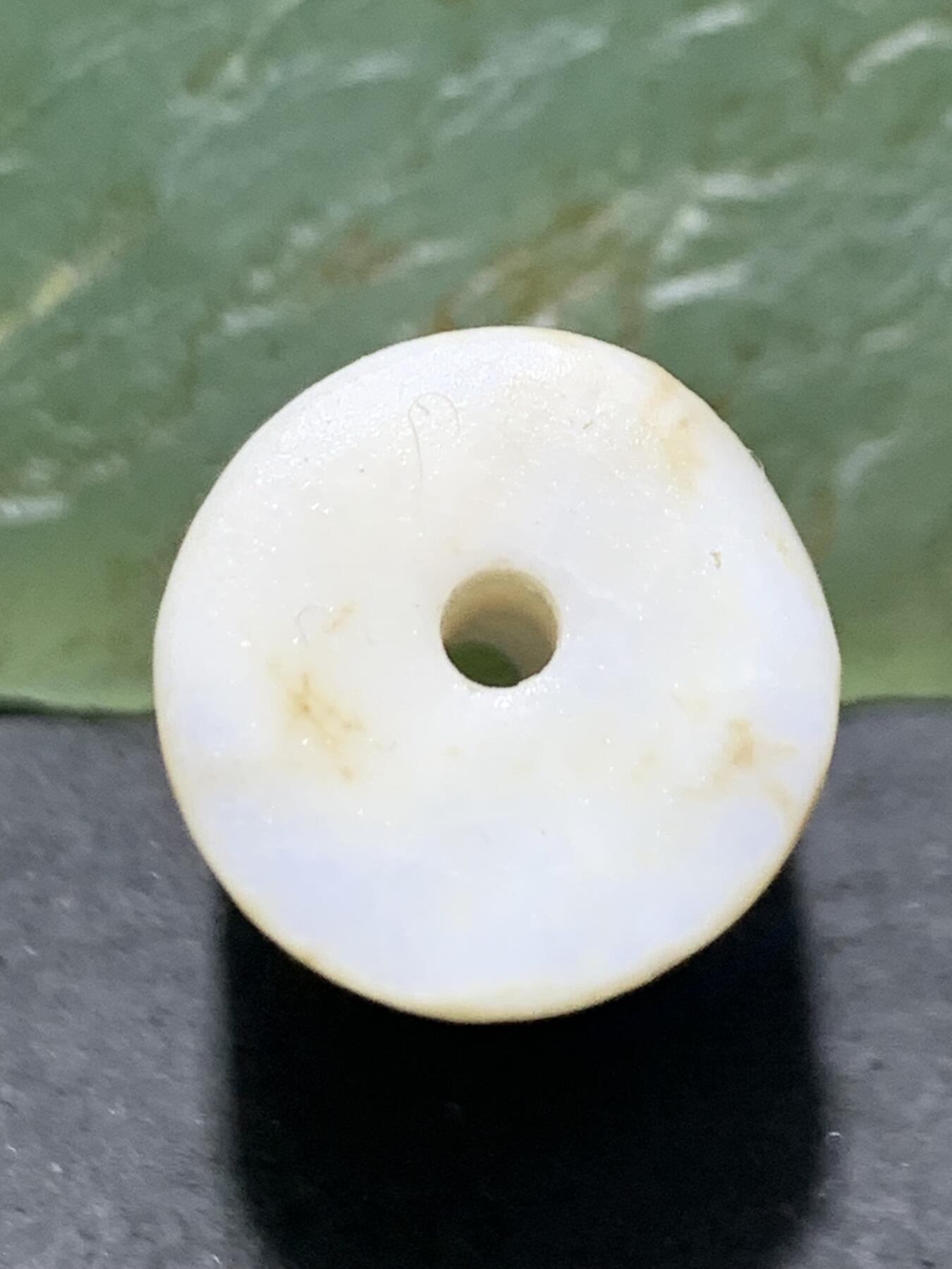 精品亚光药师玛瑙手工雕刻回纹随形桶珠一颗。