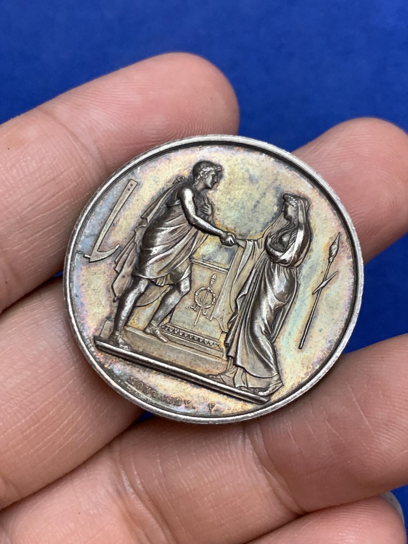 《竞宝斋》第271场-八角与章专场 周日，周一，周二  3场连拍 （全场包邮） 法国 1877 银质婚章 深五彩包浆 背面花体 侧边刻着新人信息 不错的状态 17.9克 34.7mm 大规格 蜜蜂边铭银标