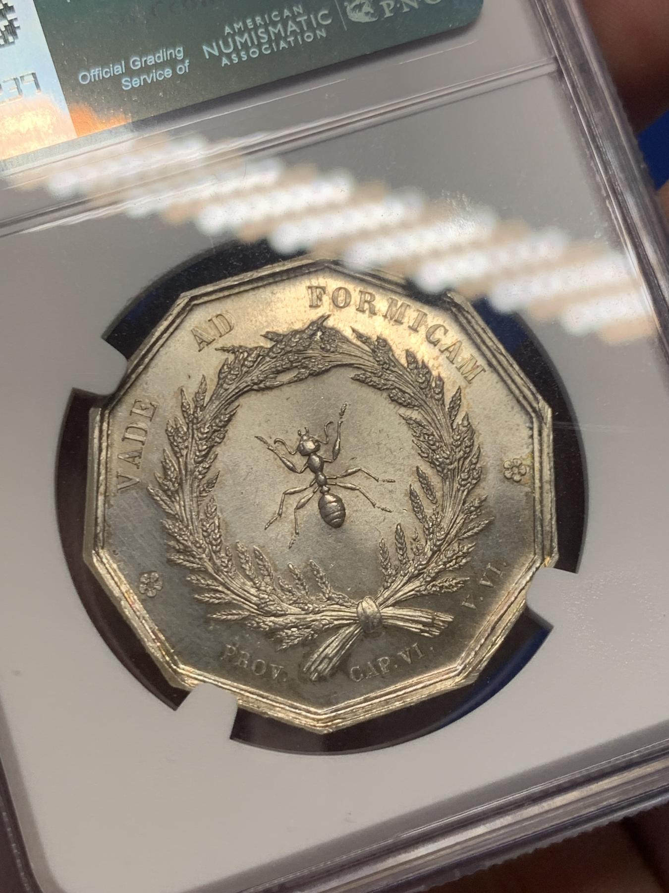 《竞宝斋》第271场-八角与章专场 周日，周一，周二  3场连拍 （全场包邮） NGC-MS64 法国里昂储蓄银行八角银质jeton，铭文：像蚂蚁般一点点储蓄