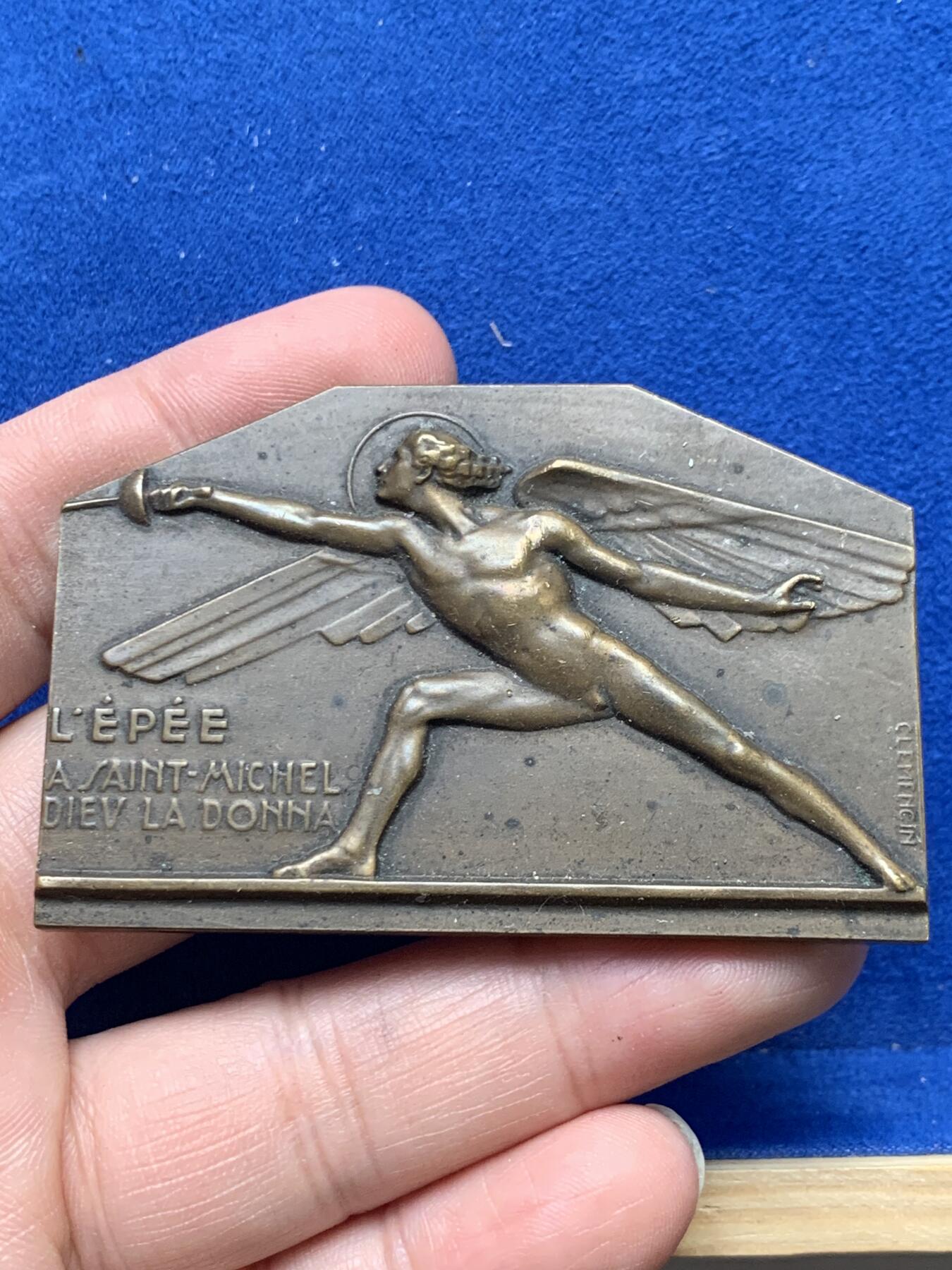 《竞宝斋》第271场-八角与章专场 周日，周一，周二  3场连拍 （全场包邮） 法国 击剑 异形纪念章 大天使迈克尔致命一击 题材特殊 少见 100.76克 44-67.2mm 丰饶角边铭