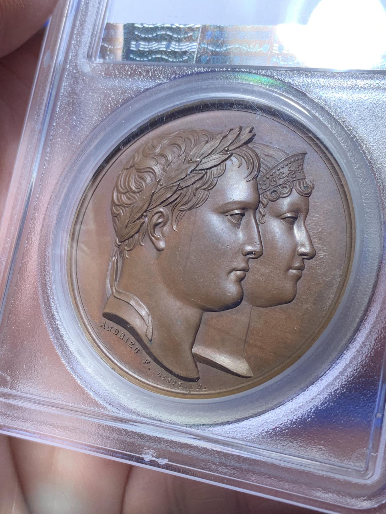 《竞宝斋》第270场- 周日，周一，周二  3场连拍 （全场包邮） PCGS SP65 唯一冠军分 法国1811拿破仑罗马王原铸铜章 纪念拿破仑之子罗马王诞生 堪称拿破仑一家三口宫廷肖像画 一面是拿破仑和妻子路易丝王后头像 另一面拿破仑二世圆滚滚婴孩可爱形象 与哈布斯堡王朝联姻的血脉 为比肩古罗马帝国 拿破仑授予儿子