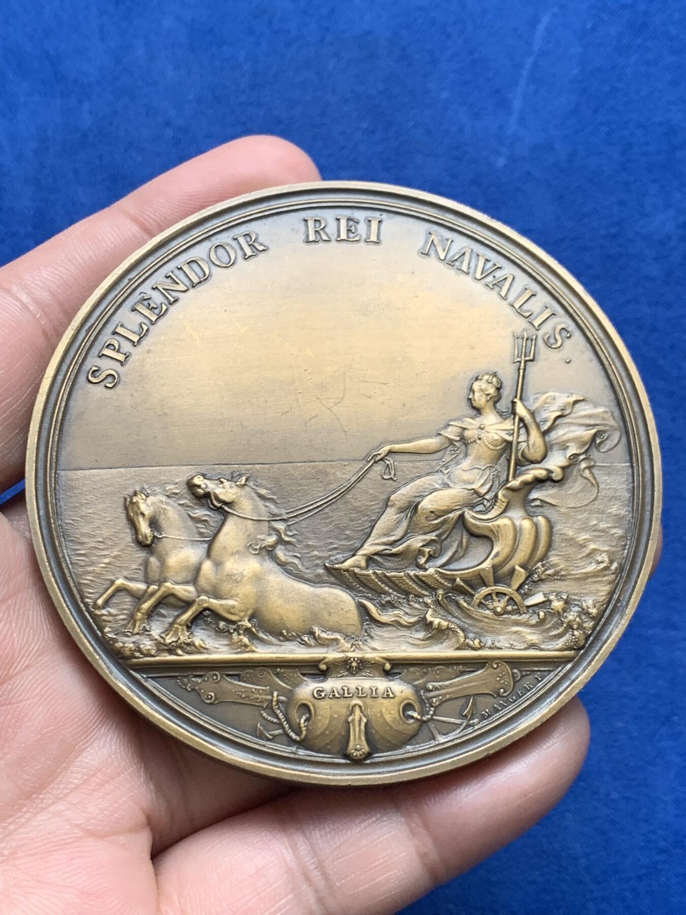 《竞宝斋》第271场-八角与章专场 周日，周一，周二  3场连拍 （全场包邮） 法国太阳王路易十四纪念铜章 丰饶角边铭 176.8克 72.4mm  铸造年份不详