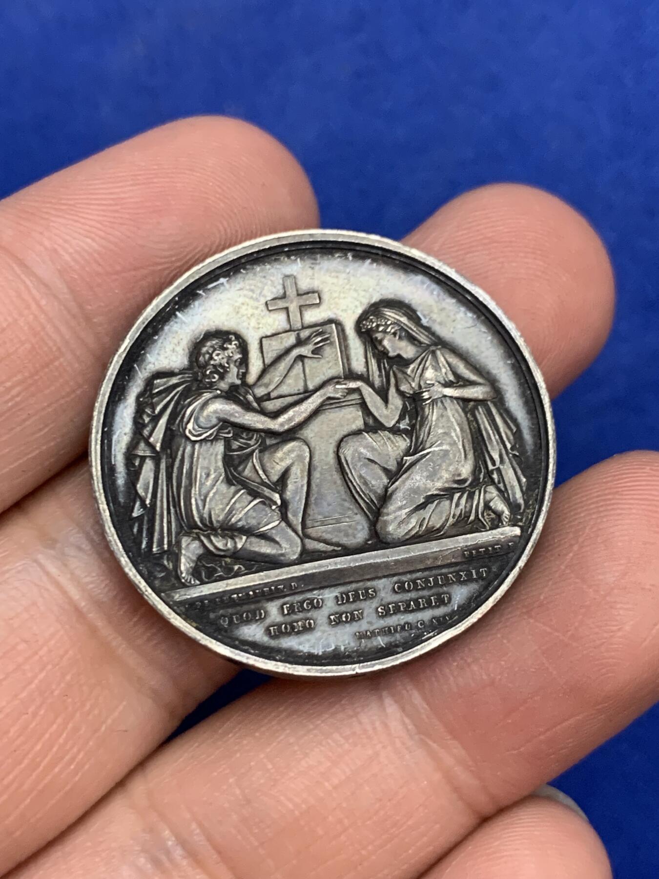 《竞宝斋》第271场-八角与章专场 周日，周一，周二  3场连拍 （全场包邮） 法国 1853 银质 婚章  背面花体 边缘刻字 难得 14.18克 31.7mm 手指铭 银标