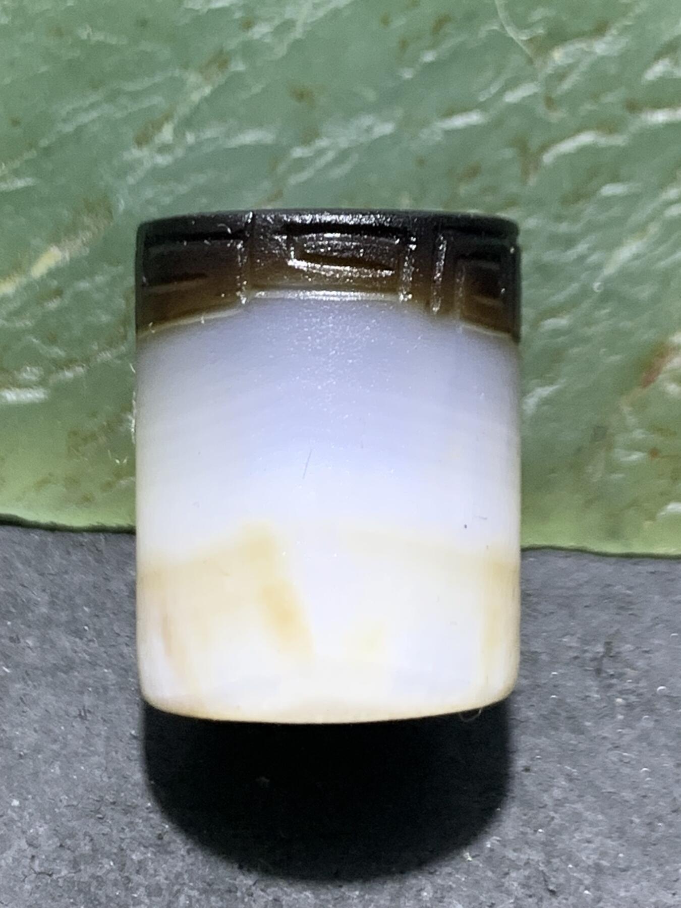 精品亚光药师玛瑙手工雕刻回纹随形桶珠一颗。