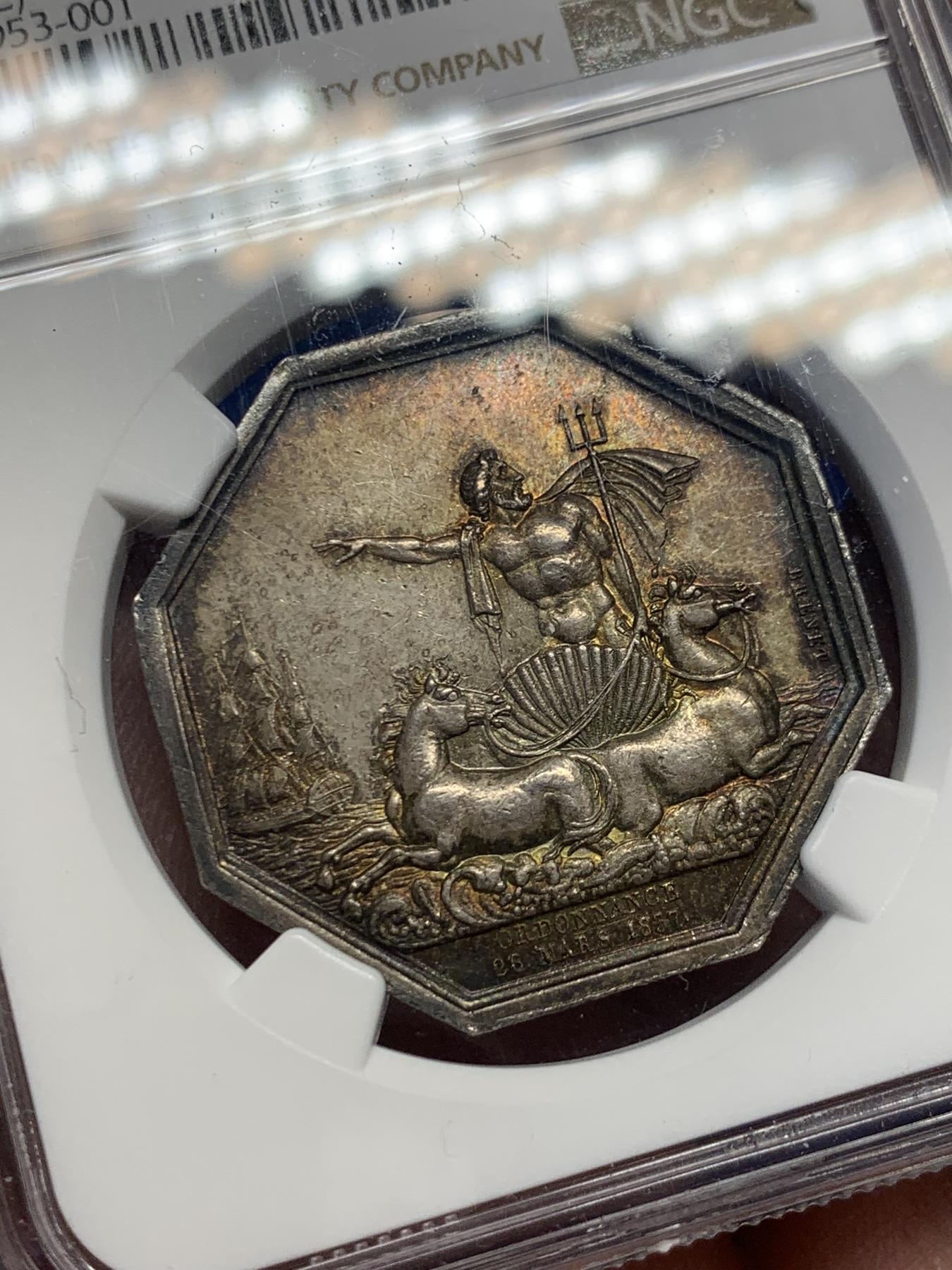 《竞宝斋》第271场-八角与章专场 周日，周一，周二  3场连拍 （全场包邮） NGC-MS62，名誉品海王波塞冬八角银章，必入的法国目录封面币。超级五彩，海神形象充满力量，艺术性高。原铸蜜蜂Bee边铭，比之前上拍的丰饶角边铭更加豪华。这枚和人鱼八角都是八角目录封面，但更加珍稀少见。