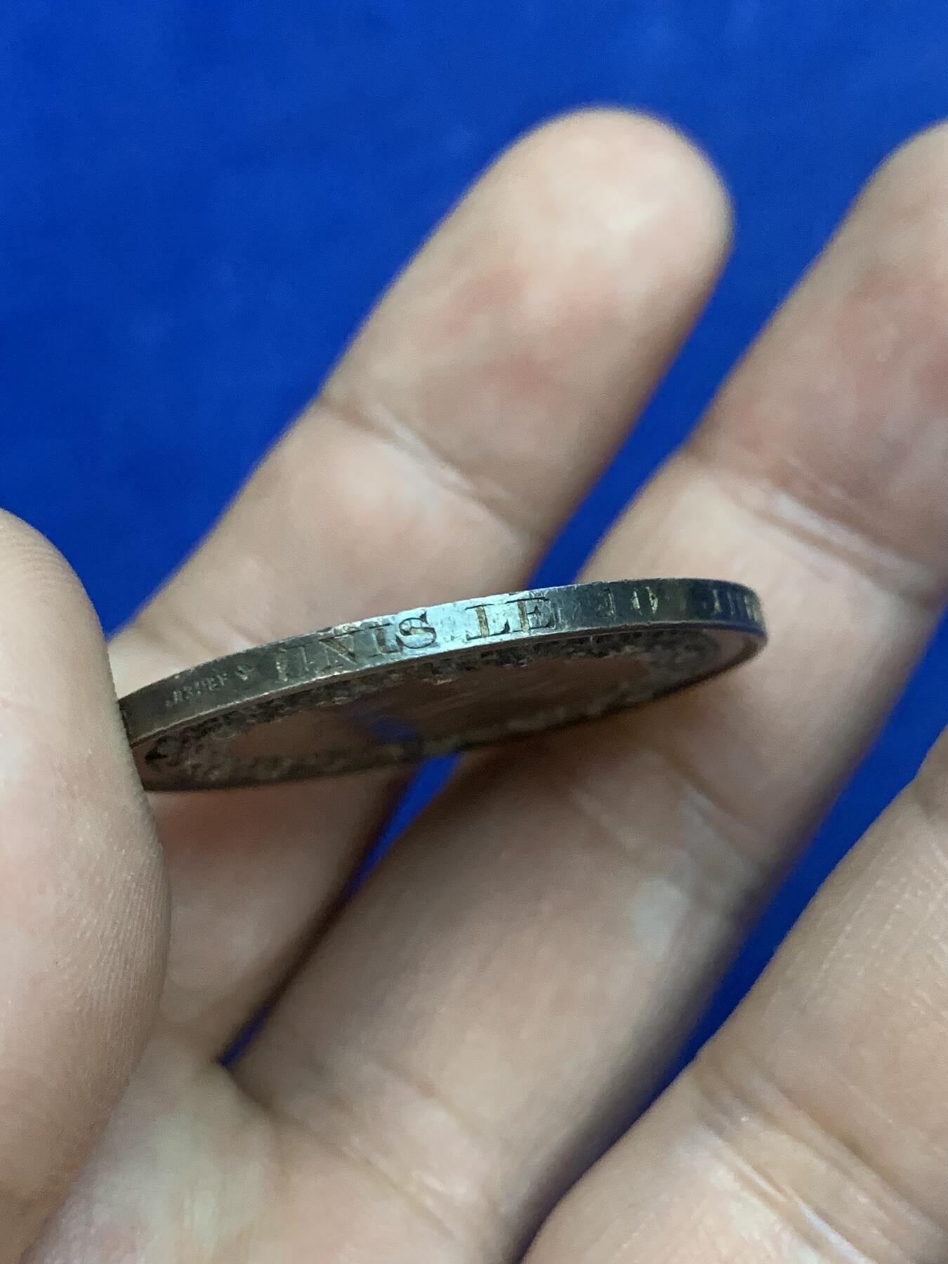 《竞宝斋》第271场-八角与章专场 周日，周一，周二  3场连拍 （全场包邮） 法国 1877 银质婚章 深五彩包浆 背面花体 侧边刻着新人信息 不错的状态 17.9克 34.7mm 大规格 蜜蜂边铭银标