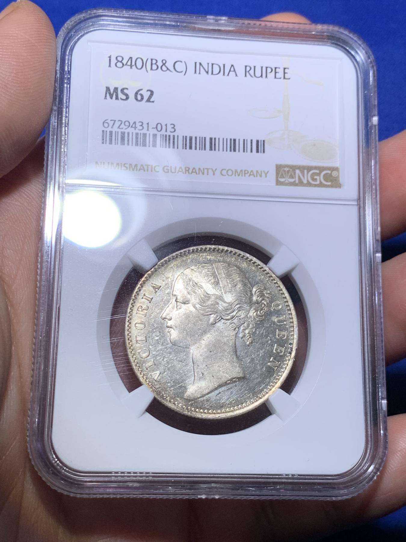 《竞宝斋》第270场- 周日，周一，周二  3场连拍 （全场包邮） NGC MS62 英属印度1840年维多利亚女王1卢比银币 极其少见的镜面凝霜，初打的模具留下的特征，铸造于孟买或加尔各达造币厂，窖藏出的一批，保存的很干净，如果没有买pf的预算，这颗是很好的低配。