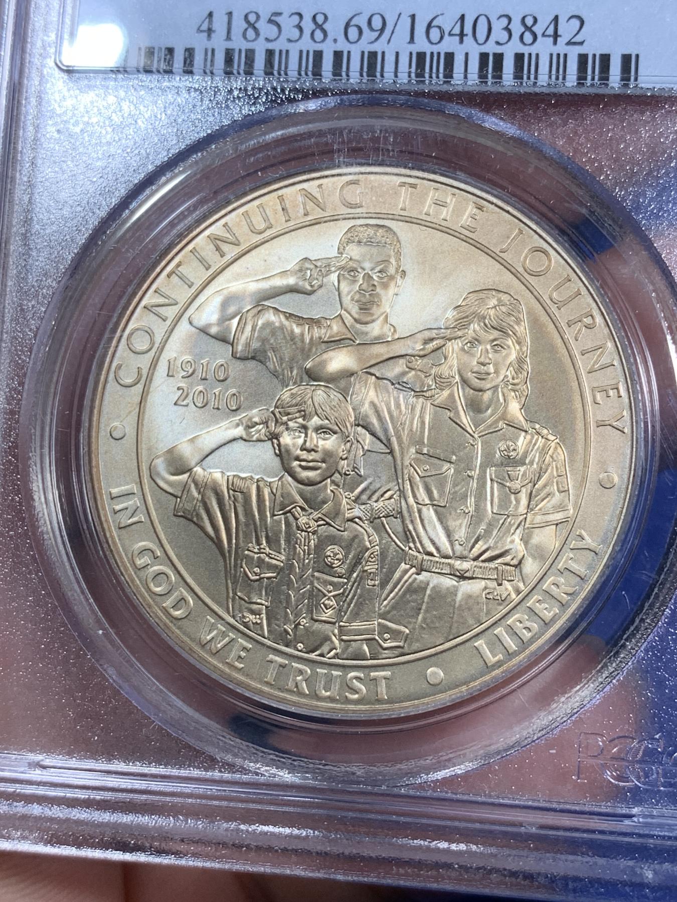 《竞宝斋》第270场- 周日，周一，周二  3场连拍 （全场包邮） PCGS MS69 美国2010年男童子军纪念银币 双面金黄色包浆很漂亮 秒杀普通白币