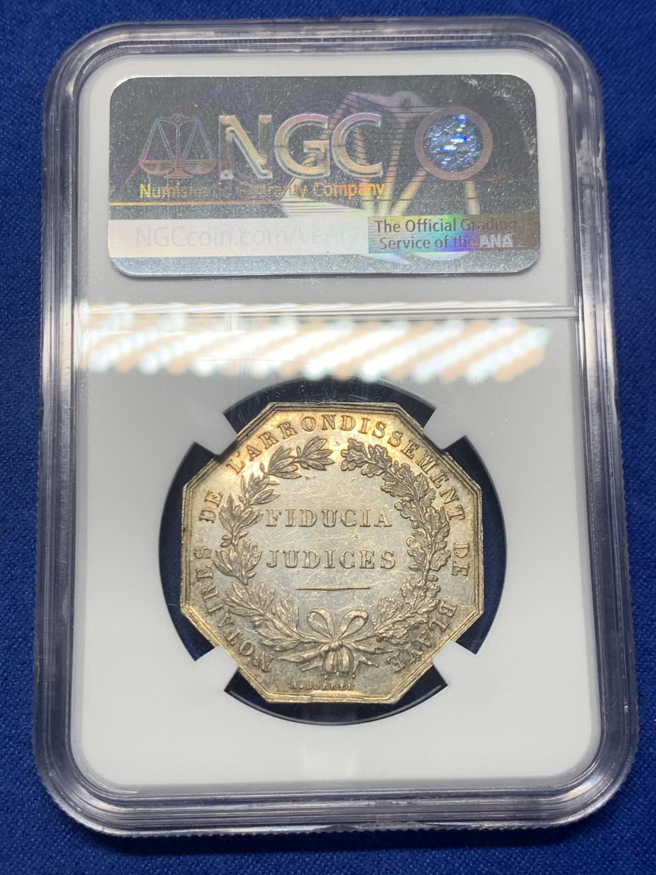 《竞宝斋》第271场-八角与章专场 周日，周一，周二  3场连拍 （全场包邮） NGC-MS62 法国公正女神八角银章，公正女神蒙眼手执利剑和天平是法律界的经典象征，艺术价值高。这一枚蜜蜂边铭，比后期丰饶角少见。