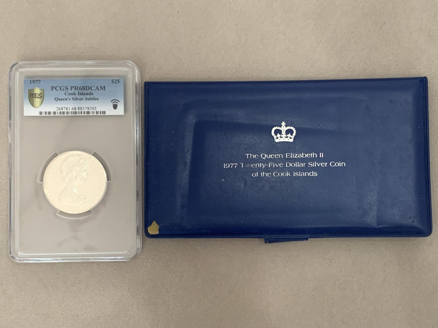 《竞宝斋》第270场- 周日，周一，周二  3场连拍 （全场包邮） PCGS PR68DCAM 库克群岛1977女王银禧纪念银币 含外壳 带证书