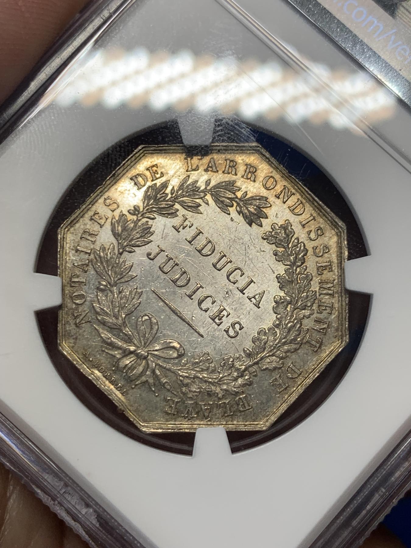 《竞宝斋》第271场-八角与章专场 周日，周一，周二  3场连拍 （全场包邮） NGC-MS62 法国公正女神八角银章，公正女神蒙眼手执利剑和天平是法律界的经典象征，艺术价值高。这一枚蜜蜂边铭，比后期丰饶角少见。