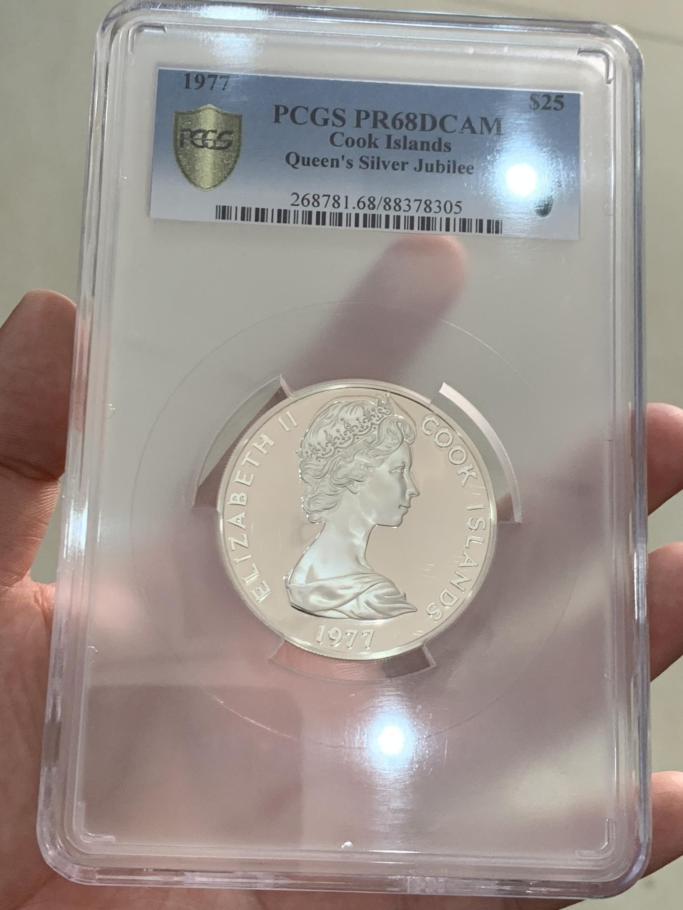 《竞宝斋》第270场- 周日，周一，周二  3场连拍 （全场包邮） PCGS PR68DCAM 库克群岛1977女王银禧纪念银币 含外壳 带证书
