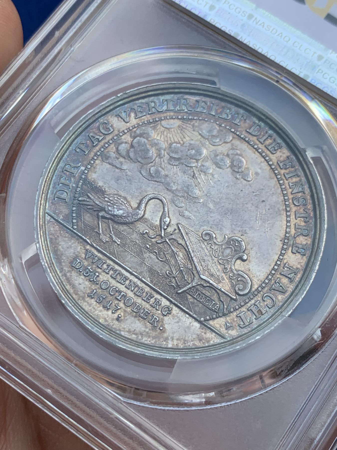 《竞宝斋》第270场- 周日，周一，周二  3场连拍 （全场包邮） PCGS SP62 德国1717维滕贝格宗教改革200周年五彩银章 盒子一角有小磕 盒子牢固